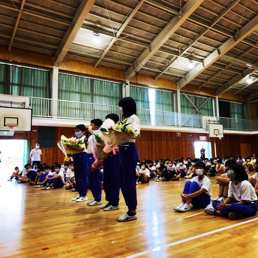 竹内択さんのインスタグラム写真 - (竹内択Instagram)「Talk event at Mamejima-school 🏫 👍  土橋さんと住さんと講演会に！僭越ながら話させて戴きました🙏 33年しか生きてませんが、割と普通ではない人生(ストーリー)だったとおもいます。  単身留学、病気、独立・・まだまだこれから色んなことあるでしょうねぇ！ 僕も小学生の皆んなと同じくいつまでも学側です📖 Photo by @com.jp.hisaki   明日は初心に戻ってミディアム飛びます⛷ #shcool #talkevent #atnagano #nagano #mamejima #130th #おめでとう🎉 #歴史って素晴らしい #pta役員 #大豆島小学校 #皆さんありがとうございました #boaluznagano #ambassador #講演会 #ボアルース長野 #itoen #densen #washimori #teamtaku #tt #skijumping #チームタク #スキージャンプ #teamtaku #チムタク #takutakeuchi #竹内択 #skijumping #skijumpingfamily #nagano #長野 #takutakeuchi #竹内択 #hisakinagamine #永峯寿樹」9月23日 18時40分 - taqtakeuchi