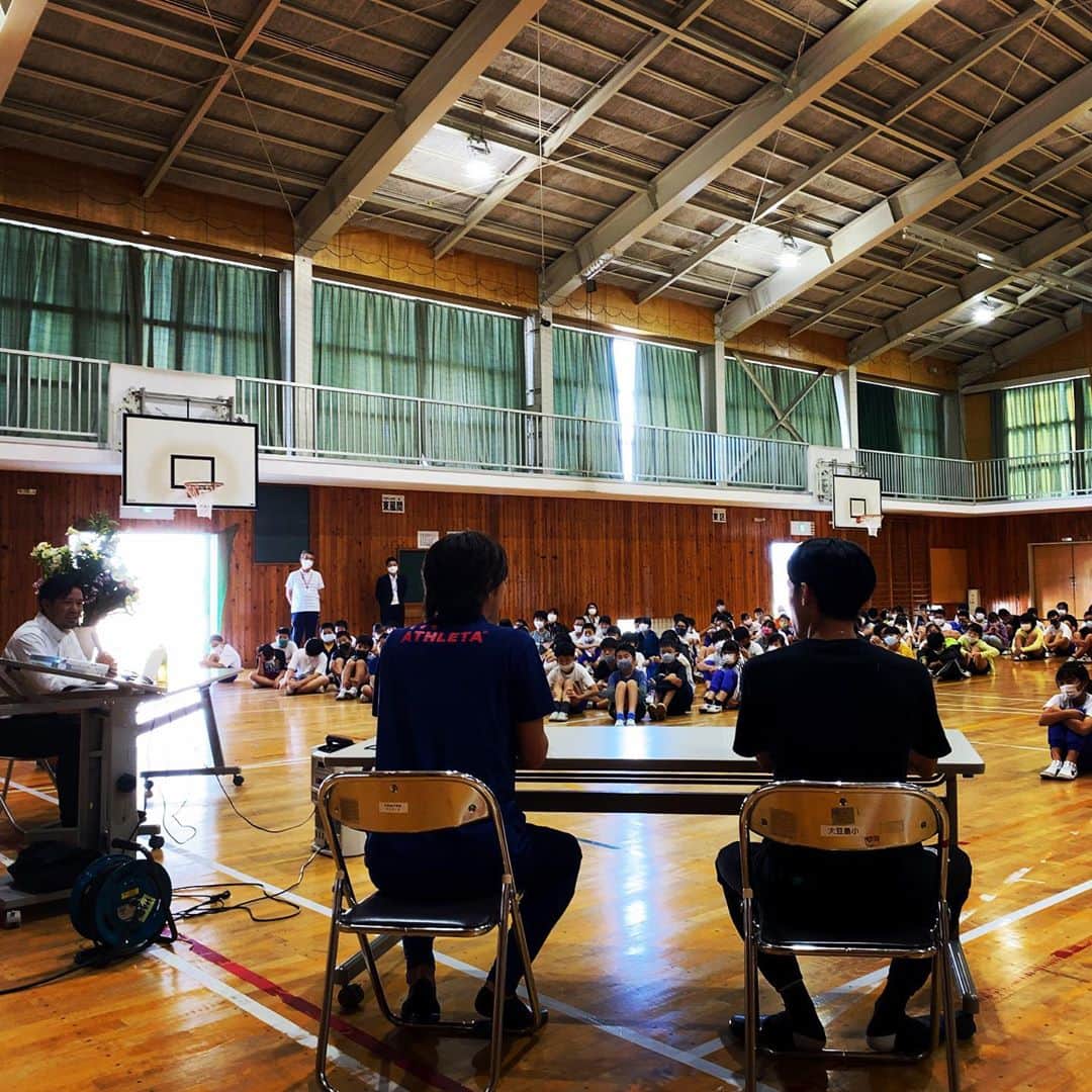竹内択さんのインスタグラム写真 - (竹内択Instagram)「Talk event at Mamejima-school 🏫 👍  土橋さんと住さんと講演会に！僭越ながら話させて戴きました🙏 33年しか生きてませんが、割と普通ではない人生(ストーリー)だったとおもいます。  単身留学、病気、独立・・まだまだこれから色んなことあるでしょうねぇ！ 僕も小学生の皆んなと同じくいつまでも学側です📖 Photo by @com.jp.hisaki   明日は初心に戻ってミディアム飛びます⛷ #shcool #talkevent #atnagano #nagano #mamejima #130th #おめでとう🎉 #歴史って素晴らしい #pta役員 #大豆島小学校 #皆さんありがとうございました #boaluznagano #ambassador #講演会 #ボアルース長野 #itoen #densen #washimori #teamtaku #tt #skijumping #チームタク #スキージャンプ #teamtaku #チムタク #takutakeuchi #竹内択 #skijumping #skijumpingfamily #nagano #長野 #takutakeuchi #竹内択 #hisakinagamine #永峯寿樹」9月23日 18時40分 - taqtakeuchi