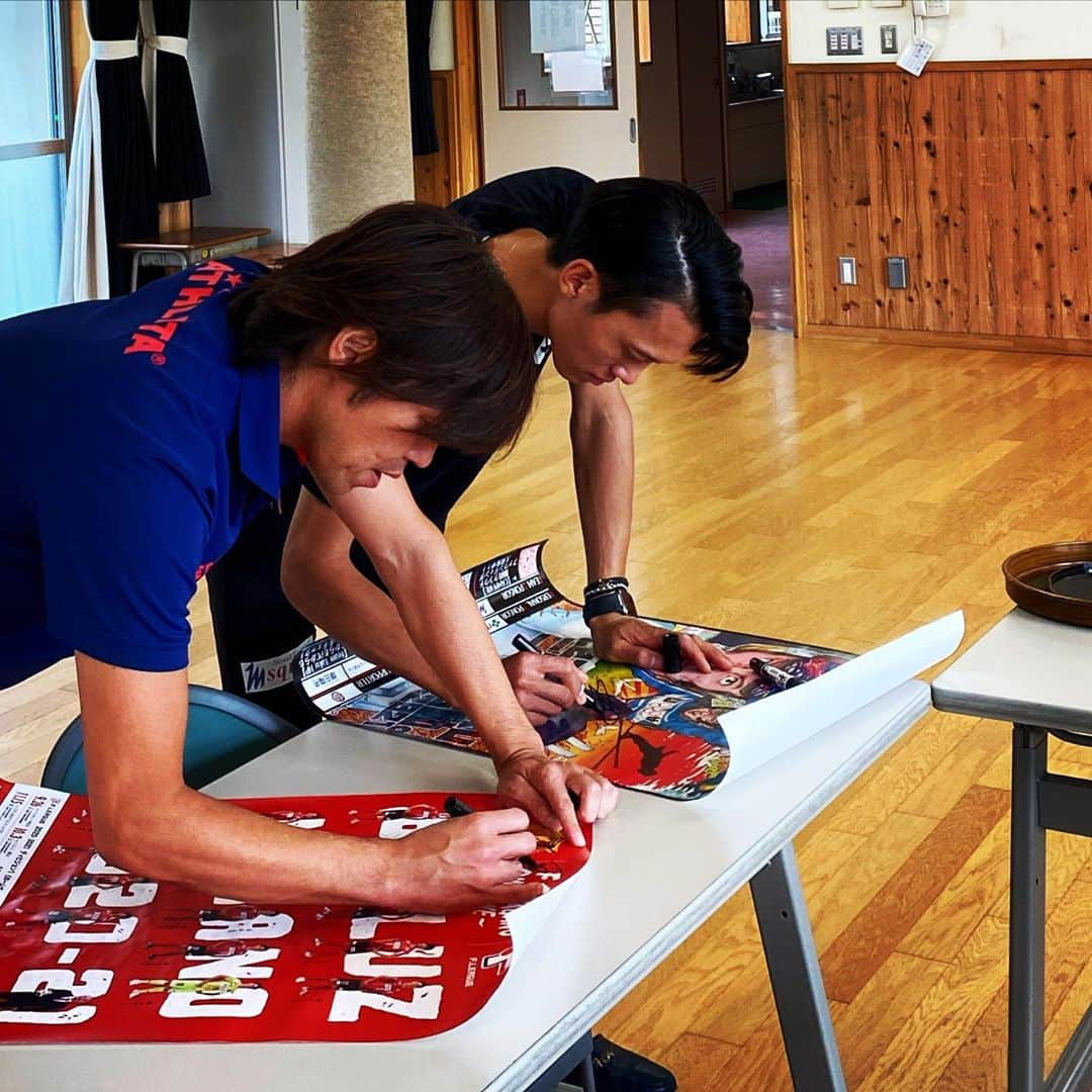 竹内択さんのインスタグラム写真 - (竹内択Instagram)「Talk event at Mamejima-school 🏫 👍  土橋さんと住さんと講演会に！僭越ながら話させて戴きました🙏 33年しか生きてませんが、割と普通ではない人生(ストーリー)だったとおもいます。  単身留学、病気、独立・・まだまだこれから色んなことあるでしょうねぇ！ 僕も小学生の皆んなと同じくいつまでも学側です📖 Photo by @com.jp.hisaki   明日は初心に戻ってミディアム飛びます⛷ #shcool #talkevent #atnagano #nagano #mamejima #130th #おめでとう🎉 #歴史って素晴らしい #pta役員 #大豆島小学校 #皆さんありがとうございました #boaluznagano #ambassador #講演会 #ボアルース長野 #itoen #densen #washimori #teamtaku #tt #skijumping #チームタク #スキージャンプ #teamtaku #チムタク #takutakeuchi #竹内択 #skijumping #skijumpingfamily #nagano #長野 #takutakeuchi #竹内択 #hisakinagamine #永峯寿樹」9月23日 18時40分 - taqtakeuchi