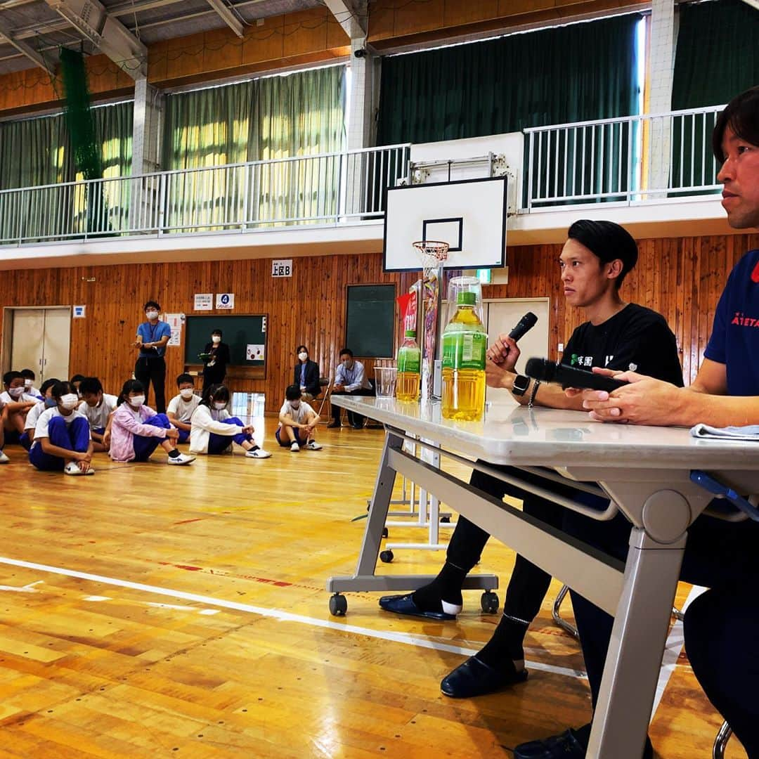 竹内択さんのインスタグラム写真 - (竹内択Instagram)「Talk event at Mamejima-school 🏫 👍  土橋さんと住さんと講演会に！僭越ながら話させて戴きました🙏 33年しか生きてませんが、割と普通ではない人生(ストーリー)だったとおもいます。  単身留学、病気、独立・・まだまだこれから色んなことあるでしょうねぇ！ 僕も小学生の皆んなと同じくいつまでも学側です📖 Photo by @com.jp.hisaki   明日は初心に戻ってミディアム飛びます⛷ #shcool #talkevent #atnagano #nagano #mamejima #130th #おめでとう🎉 #歴史って素晴らしい #pta役員 #大豆島小学校 #皆さんありがとうございました #boaluznagano #ambassador #講演会 #ボアルース長野 #itoen #densen #washimori #teamtaku #tt #skijumping #チームタク #スキージャンプ #teamtaku #チムタク #takutakeuchi #竹内択 #skijumping #skijumpingfamily #nagano #長野 #takutakeuchi #竹内択 #hisakinagamine #永峯寿樹」9月23日 18時40分 - taqtakeuchi