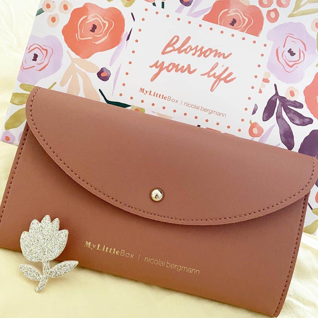 岡英里さんのインスタグラム写真 - (岡英里Instagram)「#9月 の @my_little_box_japan が届いたよー💓  #nicolaibergmannflowersanddesign とコラボした可愛いボックスの中には  ・マルチに使える #オーガナイザー ・フラワーブローチ ・ #ニベア のソフトスキンクリームとリップ ・ #メイベリン の新作リップ #RAFRA の泡洗顔  特に気に入ったのが #ラフラ 泡洗顔🛁  しっかりした泡が秒で出てくるので時短な上に気持ち良くていい感じでした❗️スースーするので、朝の目覚めに最高👍👍👍☀️  色付きリップも買ってみたいなーと思ってたのでラッキーでした💓  #月一の楽しみ #マイリトルボックス #コスメ #新作 #小物 #わくわく #楽しみ #楽しい #新発見 #🎁」9月23日 18時32分 - okaeri0424