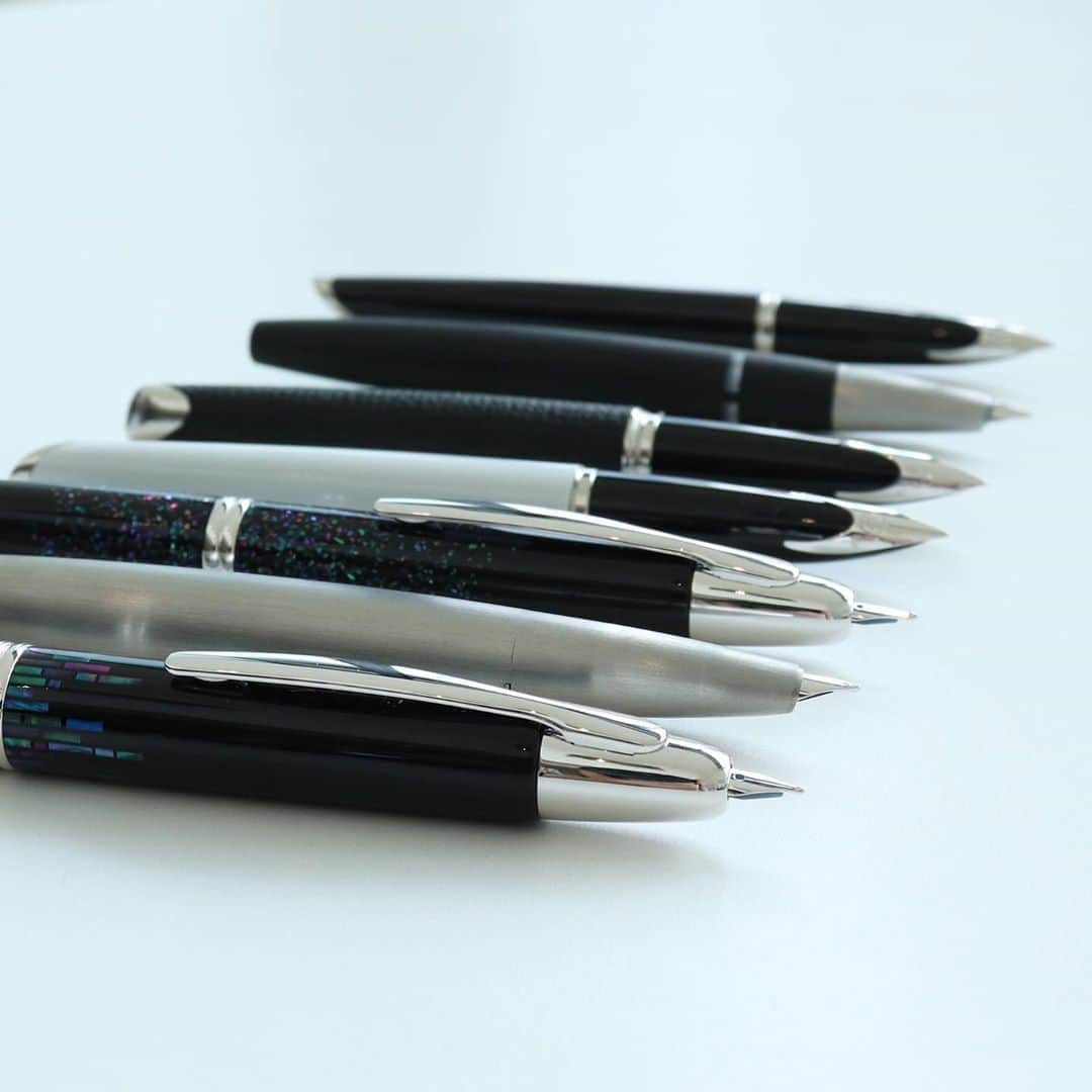 伊東屋さんのインスタグラム写真 - (伊東屋Instagram)「. . 今日は万年筆の日。 . 一見スタンダードに見えて、 でもちょっと変わったペン先を持つ子たちを 集めてみました。 . 万年筆は使えば使うほど 持ち主の書き方に合わせて変化します。 「育てる」なんてよく言われますが まさしく持ち主と一緒に成長していく、 そんな優しい筆記具なのです。 . だからこそ自分らしいと思える お気に入りの一本に出逢うのは とても大切で幸せなことです。 . 特別目立つ訳ではない、でもどこか人と違う この万年筆たちは、もしかしたら そんな方にぴったりなのかもしれません。 . .  #万年筆の日#文房具#文房具好き#万年筆#ペン#ペン先#伊東屋#万年筆沼#itoya#stationery#stationerylove#stationeryaddict#penpoint#fountainpen#pen」9月23日 18時32分 - itoya_official