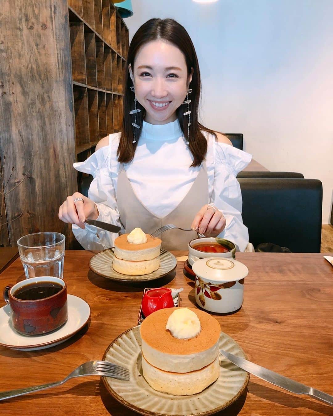 崎本ゆかりのインスタグラム：「. 気になっていたお店へ..♡ 最近出会った中でダントツの1位!! シロップは無し。🥞の優しい甘さとバターの塩味のバランスが絶妙で..ヤラレマシタ。 丁寧に焼いてもらったよ!!と言わんばかりに登場してくるもんだから ナイフを入れるの躊躇したよー🥺🍴 とにかく期待以上!!最っ高でした♡ぺろり！！  はぁ〜〜もうまた食べたい!! きっとすぐ行く😏🥰 . #pancakes#hotcakes#simple#yum#mtg#accessories#tokyo  #お気に入り#リピ決定#美味#カフェ#ホットケーキ#パンケーキ#大好き#🥞」