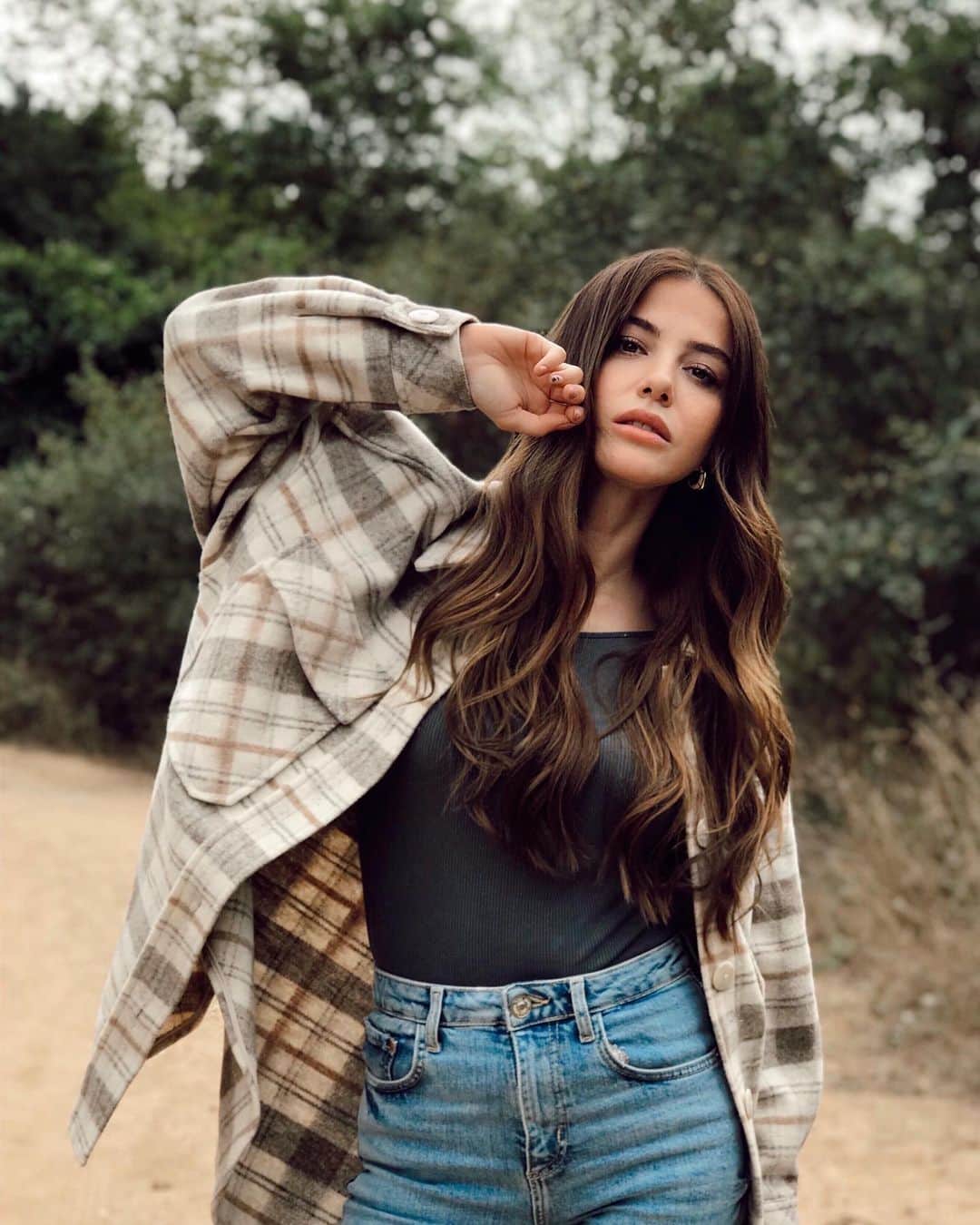 Ozge Gurelのインスタグラム：「Gel canım #sonbahar 🍂🍂  📷 @iremkilicli 😉」
