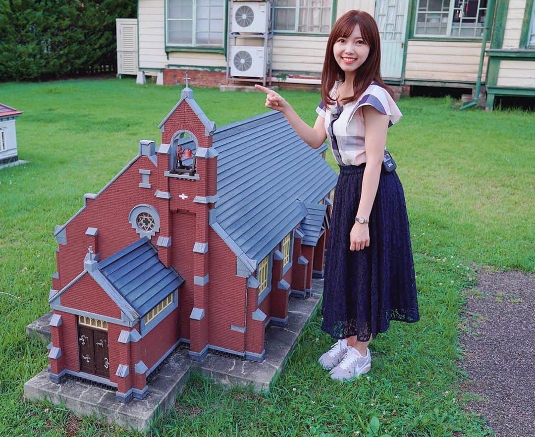 川又智菜美のインスタグラム：「昨日のMY BEST WAY見てくださった方、﻿ありがとうございました😚💕﻿ ﻿ 見逃したという方、﻿ BS放送が見られる環境にない方も﻿ MY BEST WAYの公式ホームページから﻿ 見逃し配信をみることがでるのでぜひ😊﻿ ﻿ さて、こちらの写真でクイズです❣️笑﻿ ﻿ 私が指をさしている先には﻿ なにがあるでしょう？😂﻿ よーくみたらわかるかも？﻿ ﻿ 正解は2枚目です！！🙆‍♀️﻿ ﻿ そしてたくさん質問をいただいたのですが、﻿ 私は生活で車をよく使っているので﻿ ほぼ毎日運転しています🚘💓﻿ ﻿ #bsテレ東 #MYBESTWAY #NEXCO東日本﻿ #ドライブ #ミニチュア建造物」