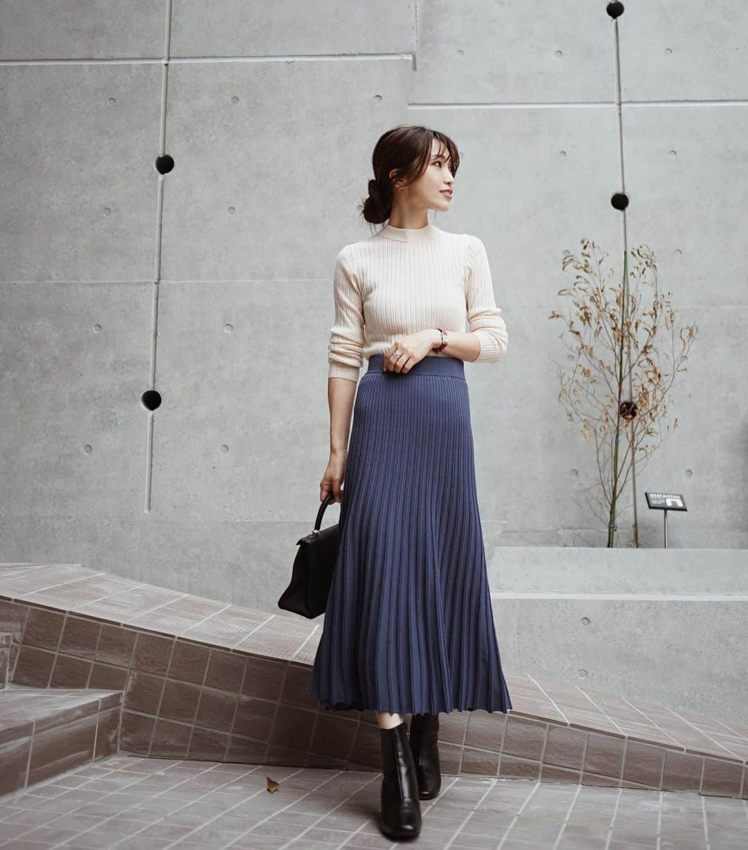 喜田彩子さんのインスタグラム写真 - (喜田彩子Instagram)「﻿ ﻿ 先日のコーデ。﻿ ﻿ TOPS... @uniqlo @uniqlo_ginza ﻿ SKIRT... @nostalgia_jp ×MA CHERIE﻿ SHOES... @sesto_shoes ﻿ BAG... @hermes ﻿ ﻿ ﻿ UNIQLO Uのニットセーターはナチュラルと、ライトパープルのSを購入。﻿ チクチクも全くせず、生地は薄くて秋にちょうど良い◎﻿ ﻿ 透け感が今年らしくて私は好きです✨﻿ ﻿ ﻿ #nostalgia #ノスタルジア #fashion #outfit #ootd #coordinate #엄마 #패션 #156センチコーデ #sサイズコーデ #シンプルコーデ #ファッション #コーディネート #hermes #エルメス #hermesaddict #thehermesworld #エルメス好きな人と繋がりたい﻿ #uniqlo #uniqlo_tokyo #uniqloginza #ユニクロ #ユニクロ東京 #ユニクロニット部 #ユニクロ銀座 #ユニクロ新作 #ユニクロコーデ #上下ユニクロ #ユニクロきれいめ部 #ユニクロユー ﻿ ﻿」9月23日 18時37分 - ayacokida