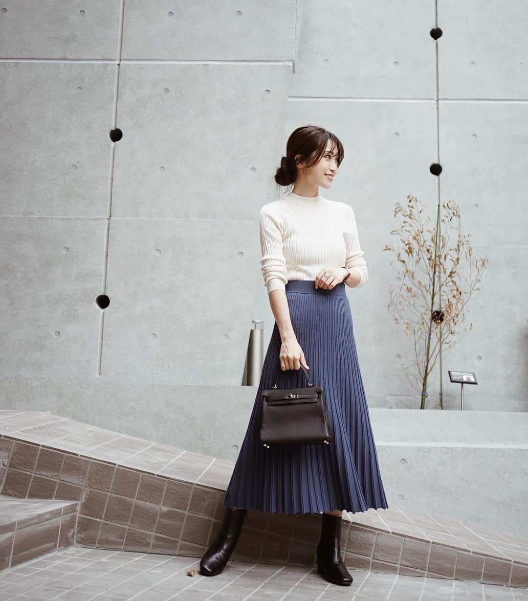 喜田彩子さんのインスタグラム写真 - (喜田彩子Instagram)「﻿ ﻿ 先日のコーデ。﻿ ﻿ TOPS... @uniqlo @uniqlo_ginza ﻿ SKIRT... @nostalgia_jp ×MA CHERIE﻿ SHOES... @sesto_shoes ﻿ BAG... @hermes ﻿ ﻿ ﻿ UNIQLO Uのニットセーターはナチュラルと、ライトパープルのSを購入。﻿ チクチクも全くせず、生地は薄くて秋にちょうど良い◎﻿ ﻿ 透け感が今年らしくて私は好きです✨﻿ ﻿ ﻿ #nostalgia #ノスタルジア #fashion #outfit #ootd #coordinate #엄마 #패션 #156センチコーデ #sサイズコーデ #シンプルコーデ #ファッション #コーディネート #hermes #エルメス #hermesaddict #thehermesworld #エルメス好きな人と繋がりたい﻿ #uniqlo #uniqlo_tokyo #uniqloginza #ユニクロ #ユニクロ東京 #ユニクロニット部 #ユニクロ銀座 #ユニクロ新作 #ユニクロコーデ #上下ユニクロ #ユニクロきれいめ部 #ユニクロユー ﻿ ﻿」9月23日 18時37分 - ayacokida