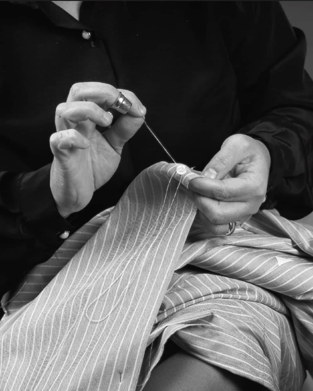 エストネーションさんのインスタグラム写真 - (エストネーションInstagram)「"LUIGI BORRELLI" SHIRTS & NECKTIE ORDER EVENT﻿ 9/24 Thu. - 10/5 Mon. 六本木ヒルズ店﻿ ﻿ 1957年にイタリア・ナポリで創業した【LUIGI BORRELLI（ルイジ ボレリ）】は、平面的で硬い縫製のシャツが多かった時代に人体を徹底的に研究し、ミシンとハンドワークを使い分けながら、身体の形に沿った最高の着心地のシャツを完成。熟練の職人が丁寧に縫い上げるシャツは世界中で愛される名品として、今もなお語り継がれています。オーダー会では、襟型やサイズ、裄丈など自由に組み合わせていただくことはもちろん、細かいサイズ調整も可能。定番生地に加え、オーダー会限定生地など豊富な種類の中からお選びいただけるほか、オプションとして、洗い加工を施し、柔らかい風合いが出た状態でお渡しすることもでき、お客様のワークスタイルに合わせて、さまざまな型や素材でパターンオーダーをお楽しみいただけます。﻿ ﻿ オーダー概要﻿ 素材：定番生地に加え、オーダー会限定生地など豊富な種類をご用意。﻿ 価格：ドレスシャツ42,000円から、ネクタイ22,000円から。﻿ ※生地やオプションにより価格が異なります。﻿ お渡し：約3カ月後となります。﻿ ﻿ #エストネーション #estnation #luigiborrelli #luigiborrellinapoli @estnation_roppongihills @luigiborrellinapoli1957」9月23日 18時48分 - estnation_jp
