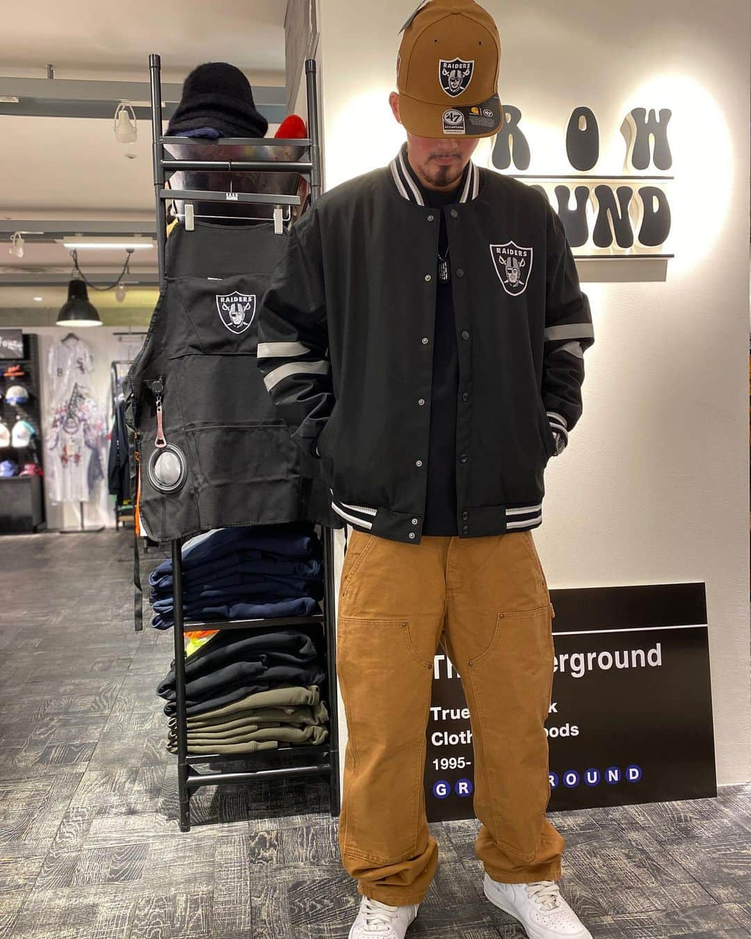 GROW AROUNDさんのインスタグラム写真 - (GROW AROUNDInstagram)「JH Designより OAKLAND RAIDERSの "POLY TWILL JACKET" が入荷致しました🏈 . .  裏地に薄手の中綿キルティングを施したツイルジャケット。インナーを調節することで、春秋冬の3シーズン着用出来るのでオススメです🔥 . . 182cm 62kg XL着用 . #jhdesign #raiders #growaround #growaroundnewarrivals #東急twins町田」9月23日 18時48分 - growaround