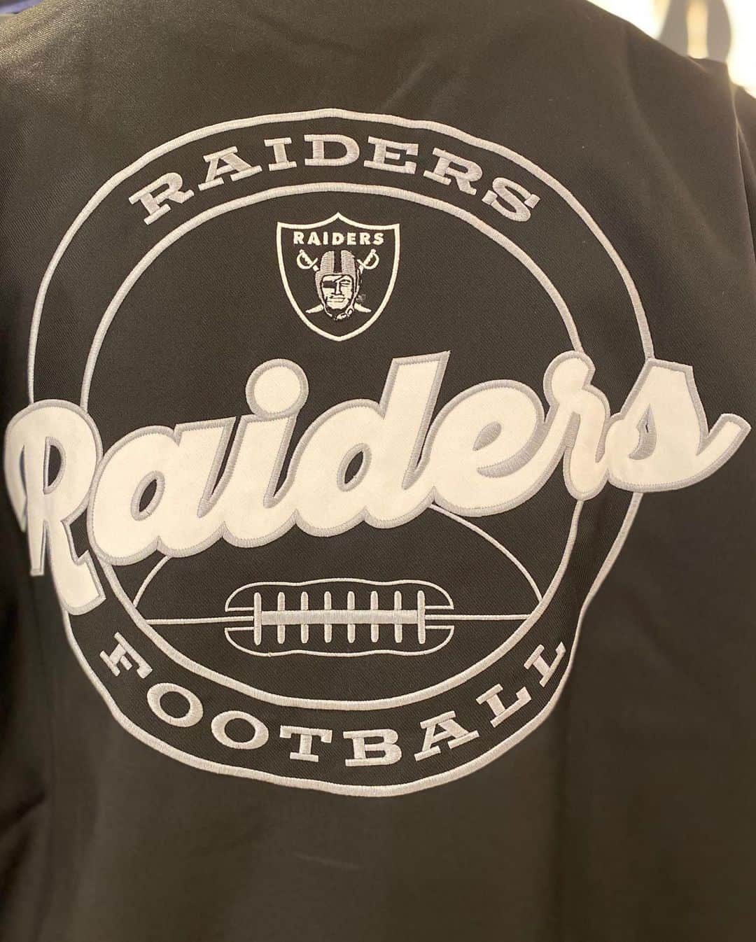 GROW AROUNDさんのインスタグラム写真 - (GROW AROUNDInstagram)「JH Designより OAKLAND RAIDERSの "POLY TWILL JACKET" が入荷致しました🏈 . .  裏地に薄手の中綿キルティングを施したツイルジャケット。インナーを調節することで、春秋冬の3シーズン着用出来るのでオススメです🔥 . . 182cm 62kg XL着用 . #jhdesign #raiders #growaround #growaroundnewarrivals #東急twins町田」9月23日 18時48分 - growaround