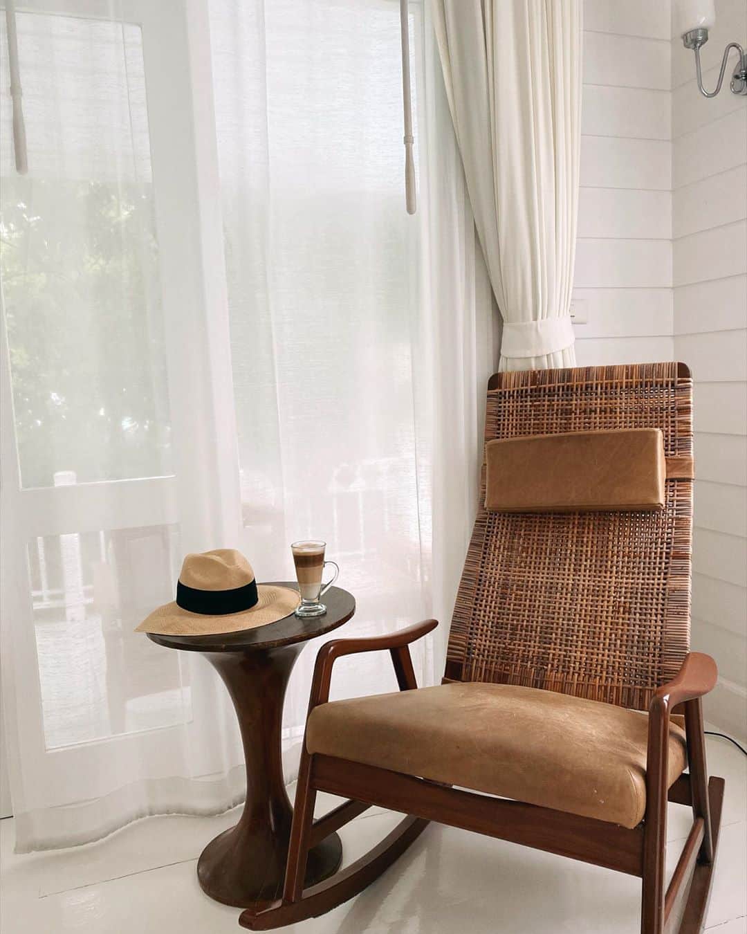GYEON SEOのインスタグラム：「_* hot latte and rocking chair 💋 . . #queengsnap」
