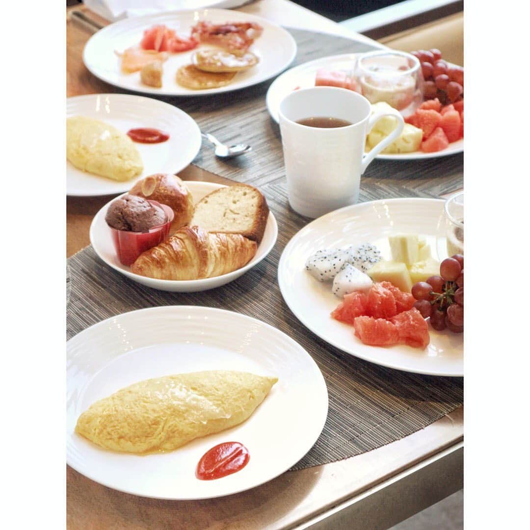 のインスタグラム：「🌞 コンラッド大阪の朝食ビュッフェ🥰 食べ過ぎて幸せを通り越さないように注意したけど やっぱり食べ過ぎてしまった😇❤️  #conradosaka #conradhotel #conrad #콘래드오사카 #콘래드호텔 #콘래드 #호캉스  #오사카숙소 #오사카카페 #오사카맛집 #오사카여행  #コンラッド大阪 #コンラッド #大阪旅行 #大阪ホテル #ホテル朝食 #朝食ビュッフェ  #大阪カフェ #大阪グルメ #大阪ランチ #ミラーレス一眼」