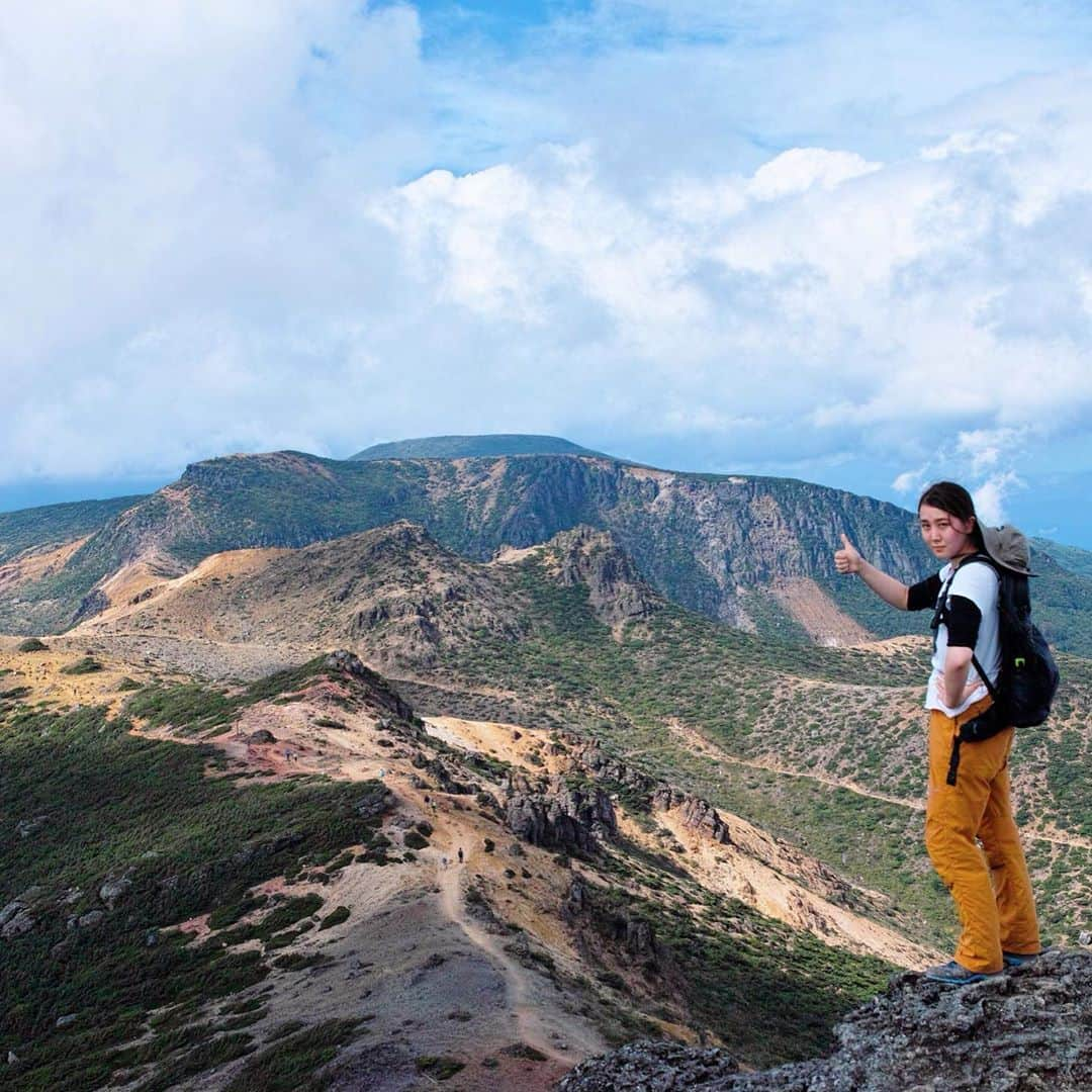 飛河蘭のインスタグラム：「登山記録⛰ 地元である福島の山！ 安達太良山に登ってきました〜☀️ すごく楽チンなのに火星にいるかのような景色😳 死ぬまでに百名山登りたいな〜☺️  #安達太良山 #登山 #山女 #百名山チャレンジ  #登山記録」