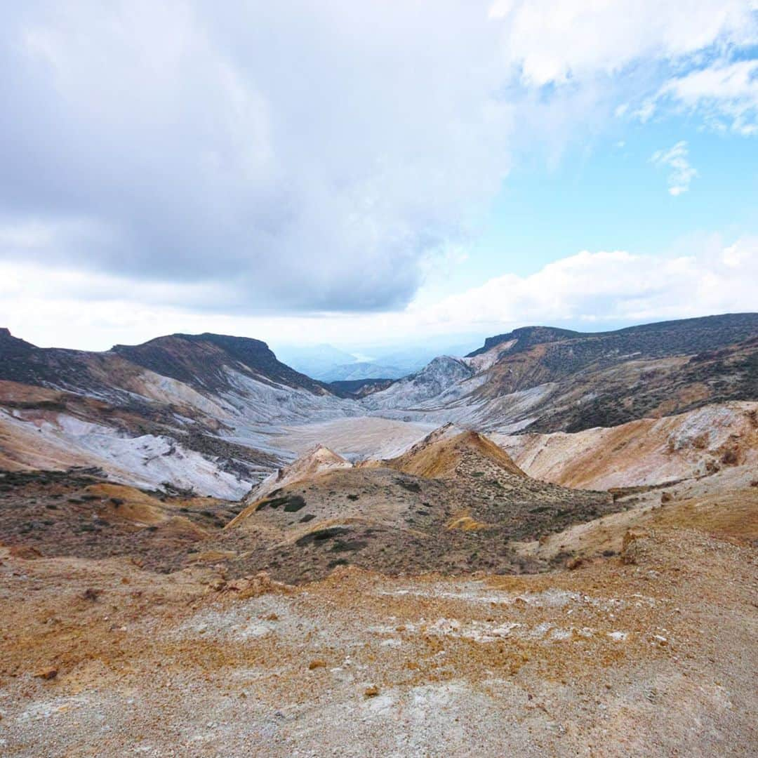 飛河蘭さんのインスタグラム写真 - (飛河蘭Instagram)「登山記録⛰ 地元である福島の山！ 安達太良山に登ってきました〜☀️ すごく楽チンなのに火星にいるかのような景色😳 死ぬまでに百名山登りたいな〜☺️  #安達太良山 #登山 #山女 #百名山チャレンジ  #登山記録」9月23日 18時44分 - chihiro94ran