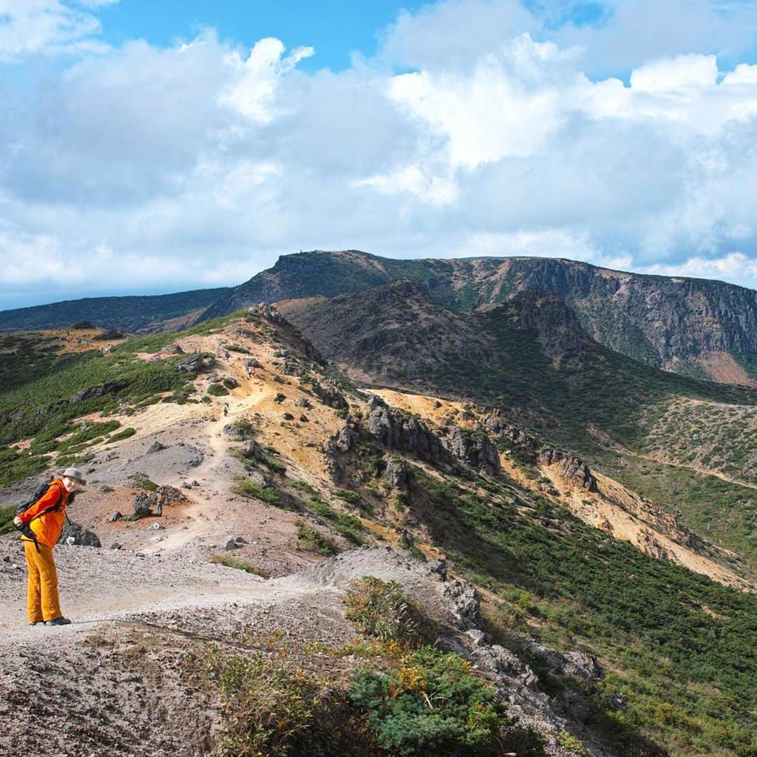 飛河蘭さんのインスタグラム写真 - (飛河蘭Instagram)「登山記録⛰ 地元である福島の山！ 安達太良山に登ってきました〜☀️ すごく楽チンなのに火星にいるかのような景色😳 死ぬまでに百名山登りたいな〜☺️  #安達太良山 #登山 #山女 #百名山チャレンジ  #登山記録」9月23日 18時44分 - chihiro94ran