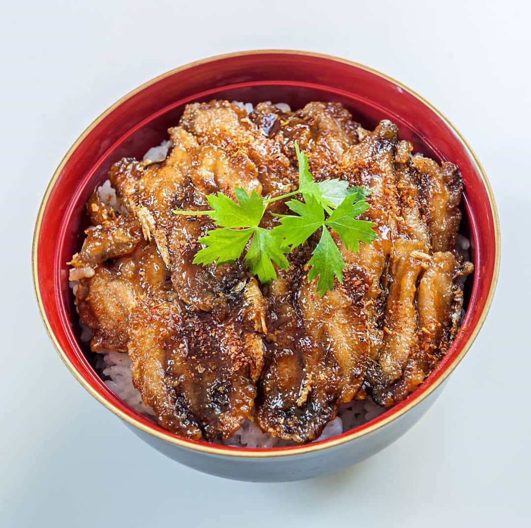 のインスタグラム：「The sardine is one oily fish that is still available and relatively affordable in Japan — although it, too, has been adversely affected by rising sea temperatures. Although it’s often been considered an afterthought in the culinary fish world (the kanji character for it means “weak fish”) because of its modest size and — until recently — low price, the humble sardine is as healthy as other oily fish, if not more so. It’s packed with heart-healthy unsaturated fats called omega-3 fatty acids and, depending on the cooking method, the tiny bones can be eaten quite readily. Click on the link in our bio for a recipe for sardine kabayaki. 📸 Makiko Itoh . . . . . . #Japan #Tokyo #fish #japanesefood #japanesecooking #japantravel #travel #sardine #kabayaki #recipe #cooking #instafood #日本 #東京 #魚 #イワシ #料理 #日本料理 #レシピ #旅行 #蒲焼き #🐟」