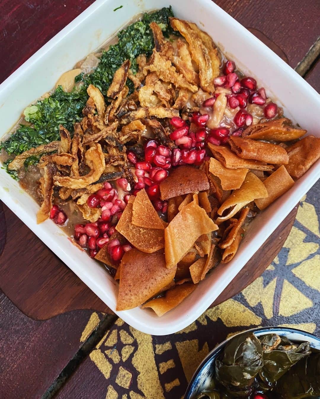 STIL IN BERLINのインスタグラム：「The plan was to meet for an easy dinner in Mitte, you know, casual and affordable, but still nice to sit and stay a bit longer. I could not come up with one place so I asked Twitter, and there were a couple of recommendations, but not many, and none spoke to me, so what did we do? Go to @malakeh.restaurant, the Syrian restaurant in Schöneberg and it was a really good decision. This is their Harra' Esbao'o, a lentil and noodle stew covered in fried onions and bread, pommegranate seeds and coriander.  #berlinfood #foodinberlin #berlinfoodie #berlinfoodguide #berlinrestaurant #foodinberlin」