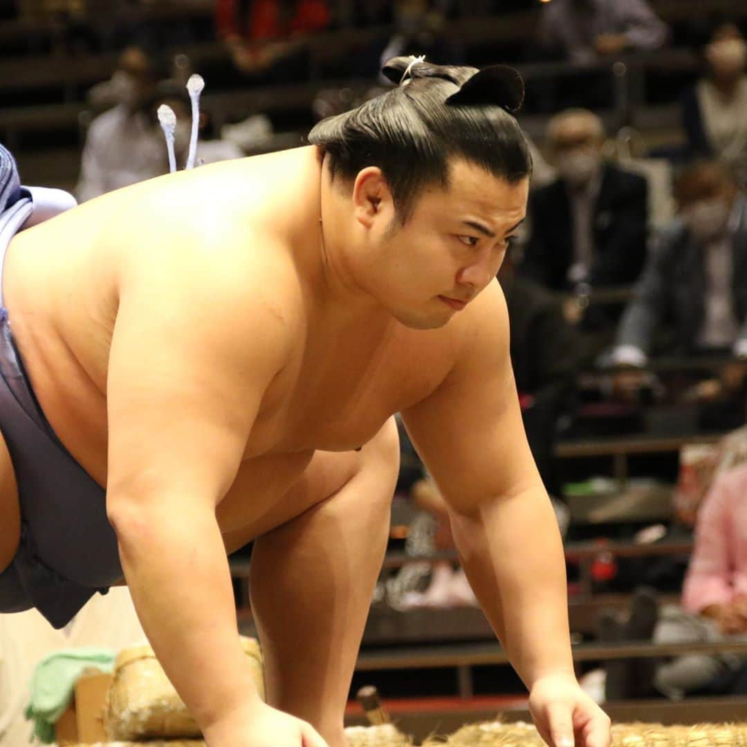 日本相撲協会さんのインスタグラム写真 - (日本相撲協会Instagram)「大相撲九月場所、11日目。 2敗:貴景勝、正代、若隆景、翔猿。 3敗:朝乃山、照ノ富士、阿武咲。 史上稀にみる大混戦、ひき続きご注目ください‼️  @sumokyokai  #大相撲 #sumo #相撲 #力士 #お相撲さん #スポーツの秋 #japanphoto #sumowrestlers #japanculture  #九月場所 #9月場所 #秋場所 #九月場所全力応援 #cooljapan #推ししか勝たん　#翔猿 #阿武咲 #炎鵬 #志摩ノ海 #若隆景 #照ノ富士 #正代 #朝乃山 #貴景勝」9月23日 18時57分 - sumokyokai