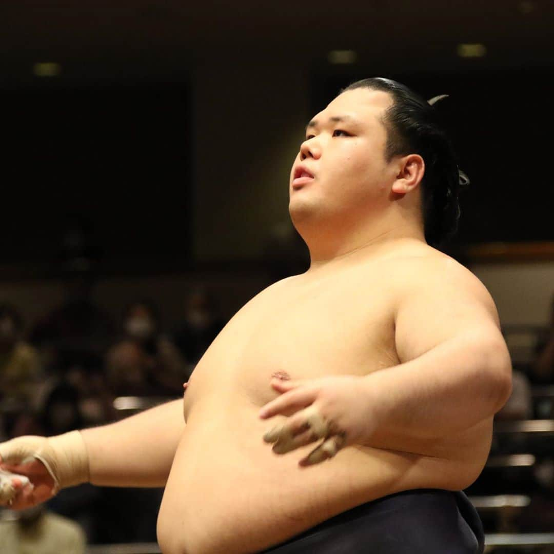 日本相撲協会さんのインスタグラム写真 - (日本相撲協会Instagram)「大相撲九月場所、11日目。 2敗:貴景勝、正代、若隆景、翔猿。 3敗:朝乃山、照ノ富士、阿武咲。 史上稀にみる大混戦、ひき続きご注目ください‼️  @sumokyokai  #大相撲 #sumo #相撲 #力士 #お相撲さん #スポーツの秋 #japanphoto #sumowrestlers #japanculture  #九月場所 #9月場所 #秋場所 #九月場所全力応援 #cooljapan #推ししか勝たん　#翔猿 #阿武咲 #炎鵬 #志摩ノ海 #若隆景 #照ノ富士 #正代 #朝乃山 #貴景勝」9月23日 18時57分 - sumokyokai