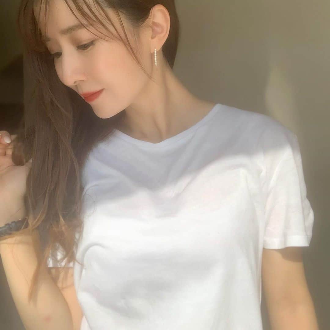 山川恵里佳さんのインスタグラム写真 - (山川恵里佳Instagram)「・ ・ 美容のことで質問があったので２つお話させてください♡ ・ 1つ目はマツエクのお話。 今年になってマツエクを再開した理由が眼輪筋の衰え☺️目を大きく見せたいという理由は数年前に置いてきた笑 眼輪筋って目周りの筋肉ですが年々衰えてくること知ってました？私の場合はビューラーしてマスカラしても以前よりまぶたが下がってきたのでマスカラが目の下に付きやすくなってパンダ目になりやすくなっちゃったの🐼 ・ 目元スペシャリストの @ayakokakiuchi さんに相談して @manhattan.ebisu で目元診断してもらって悩みを伝えて自分に合うタイプのマツエクをしてもらってからパンダ目いっきに解消👏派手すぎず品があるボリュームや長さ♡普段は基本透明マスカラで良いからパンダ目の心配なしだし年齢に合った目元になりました✨ ・ ２つ目はお肌のお話。 お化粧品も大切だけど今回は内側からアプローチする話ね。目元同様、肌診断してもらい自分に合う @fujimi_official サプリを今は続けてます😌 ・ 一回分が小分けになってるから飲み忘れがないし好きなタイミングで良いし外出時も持ち歩いてる✨自分が気になるサプリをただ買うより診断してもらって必要な分が小分けになってるっていいよね☺️これからも続けてみるよ🙋‍♀️ ・ 同じ悩みがある方々の参考になれば嬉しいです♡男性の皆さん、アラフォー女性はこんな悩みがあるんだとあたたかい目で見守ってくださいね☺️🙏サプリは男性にもおすすめ✨マツエクも興味ある人に教えてあげてください♡ ・ ピアスのブランドもよく聞かれるので1枚目タグ付けしました❤︎✔︎ ・ ・ #美容 #恵比寿マツエクサロン #目元診断 #アラフォー美容 #大人コーデ #大人女子ピアス ・ #FUJIMI #pr #パーソナライズサプリ」9月23日 18時51分 - erika_3_official