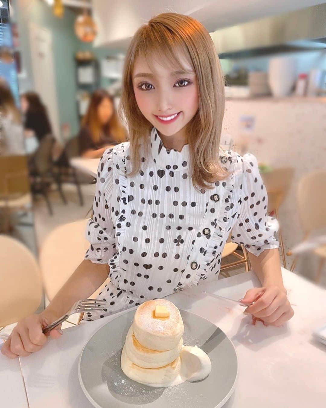 yurikaさんのインスタグラム写真 - (yurikaInstagram)「﻿ ﻿ ゆりかのお気に入りのカフェ☕️﻿ ﻿ ﻿ ここのリコッタチーズパンケーキがめちゃうま🥞﻿ ﻿ みんなパンケーキだけ食べてたけど﻿ ゆりかはオムレツとパスタ食べてから😂﻿ ﻿ ﻿ 欲張るもんじゃない🥺こーゆうとこ🥺﻿ ﻿ ﻿ ﻿ #カフェ #パンケーキ #堀江カフェ #心斎橋カフェ #大阪カフェ #カフェ巡り #秋コーデ #ファッション #美容 #整形 #北新地 #ミナミ #キャバ嬢 #food #cafe #fashion」9月23日 18時52分 - yurichan_819