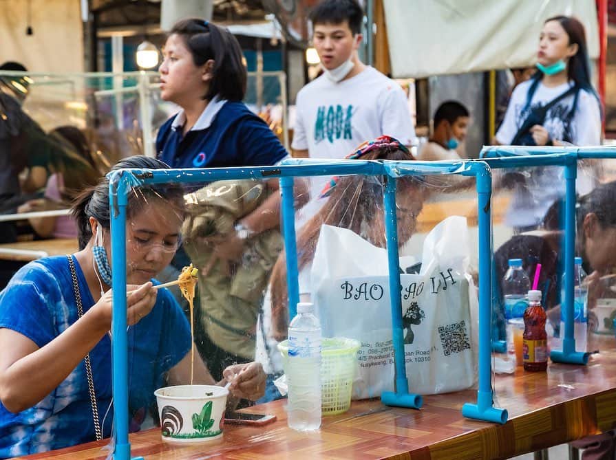 タイ国政府観光庁さんのインスタグラム写真 - (タイ国政府観光庁Instagram)「・﻿ ／⠀﻿ タイのコロナ感染症対策を﻿ ご紹介🇹🇭😷⠀﻿ ＼⠀﻿ ﻿ 🌟今週のテーマ：バンコクの新しい日常﻿ ⠀﻿ 今週は、バンコク市内の“新しい日常”の様子をご紹介👀﻿ ﻿ アジアのなかでもトップクラスで、新型コロナウイルス拡大を抑え込んでいるタイ🙏﻿ 首都バンコクでは、着々と新しい日常が浸透しています💁﻿ ﻿ 例えば、電車やバス、船路線のチャオプラヤーエクスプレスといった主要交通機関では、乗客の消毒やソーシャルディスタンスを徹底👍💨﻿ 営業を再開している屋台でもビニールのついたてを使用し、飛沫感染等を防止🙆✨こうしてバンコクの人々は、外出や外食も安心して行っています☺️﻿ ﻿ 🔗詳細はプロフィールのリンクから @AmazingThailandJP﻿ 🔎【写真で見る】現在のバンコク②﻿ ﻿ #タイ #バンコク #新しい日常 #ウィズコロナ #コロナ対策 #コロナに負けるな #コロナに負けない #バンコク生活 #バンコク暮らし #バンコクライフ #バンコクグルメ #バンコク観光 #こんなタイ知らなかった #もっと知りタイ #タイ旅行 #バンコク旅行 #旅好きな人と繋がりたい #旅行好きな人と繋がりたい #海外旅行 #thailand #bangkok #bangkoktrip #newnormal #bangkokview #amazingthailand #thailandtravel #thailandtrip #thai #thaistagram #lovethailand」9月23日 18時52分 - amazingthailandjp