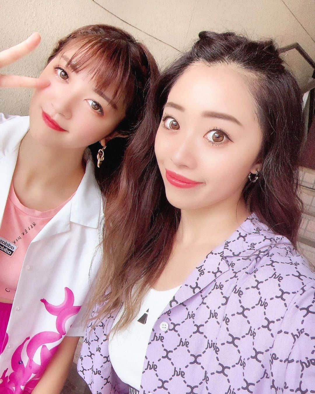 駄原杏里沙さんのインスタグラム写真 - (駄原杏里沙Instagram)「・ @annakomada0625  なんだかんだ久しぶりだった🥰 行きも帰りもマシンガントーク🎢 プライベートでも早よ会いたいわぁ😘 こうやって昔から 一緒に仕事できるの嬉しい🤤💕 ・ ・ 踊った後だから髪ボサボサやけど…🤫up #movie#pv#dancer#make#hair  #japanesegirl#hairstyle#xgirl#adidas  #ダンサー#イベント#富士急ハイランド  #メイクアップ#メイク#衣装#ヘアースタイル #小学生からの付き合い #仕事でもプライベートでも #仲良し」9月23日 18時52分 - arisadahara_bl8m