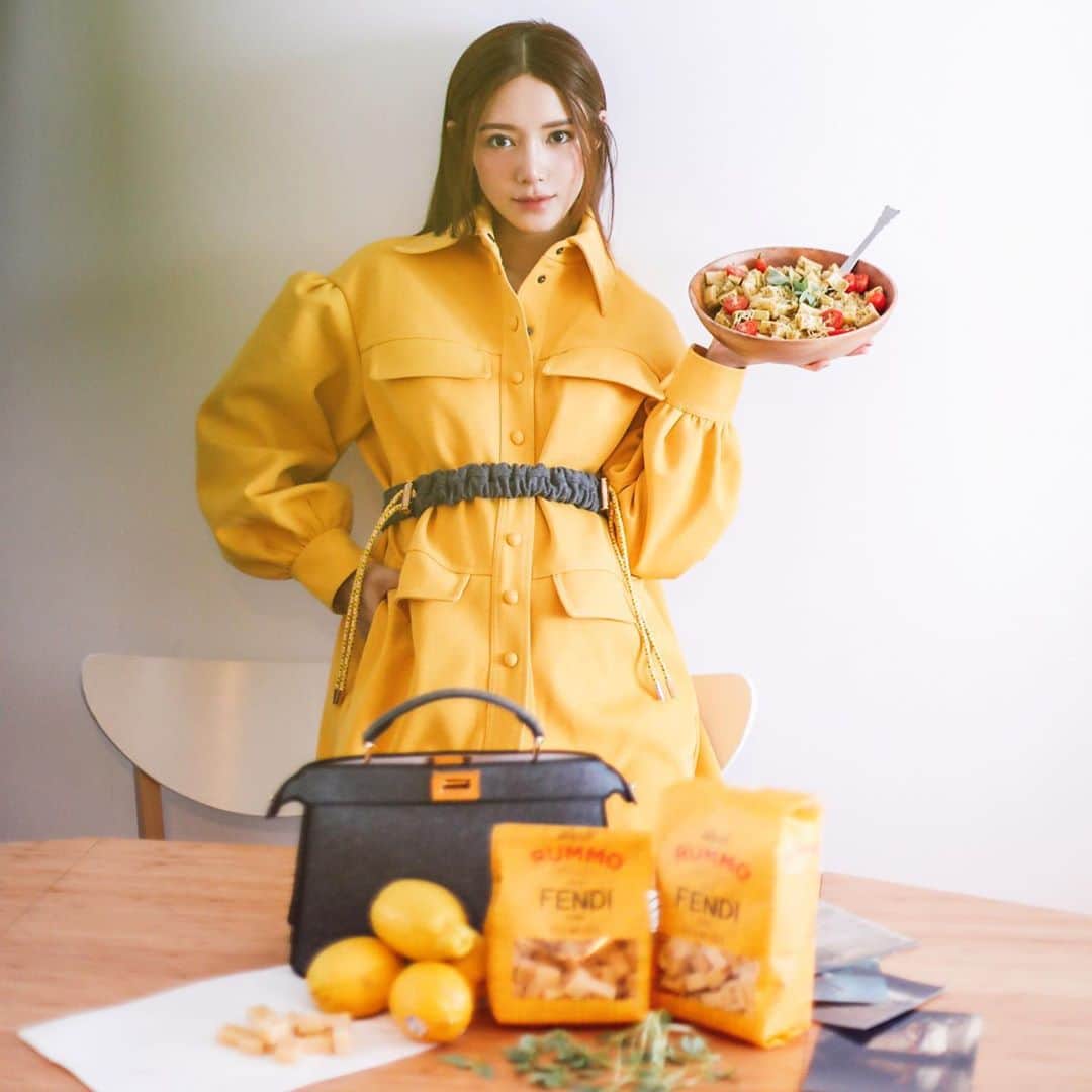 Elva Niさんのインスタグラム写真 - (Elva NiInstagram)「My pasta is ready 🍝 Fendi SS21 fashion show tonight at 9:00pm HK time.  Link in my IG story, let’s watch the show together 🖥 @fendi  #fendifamily  #fendiss21」9月23日 19時06分 - misselvani