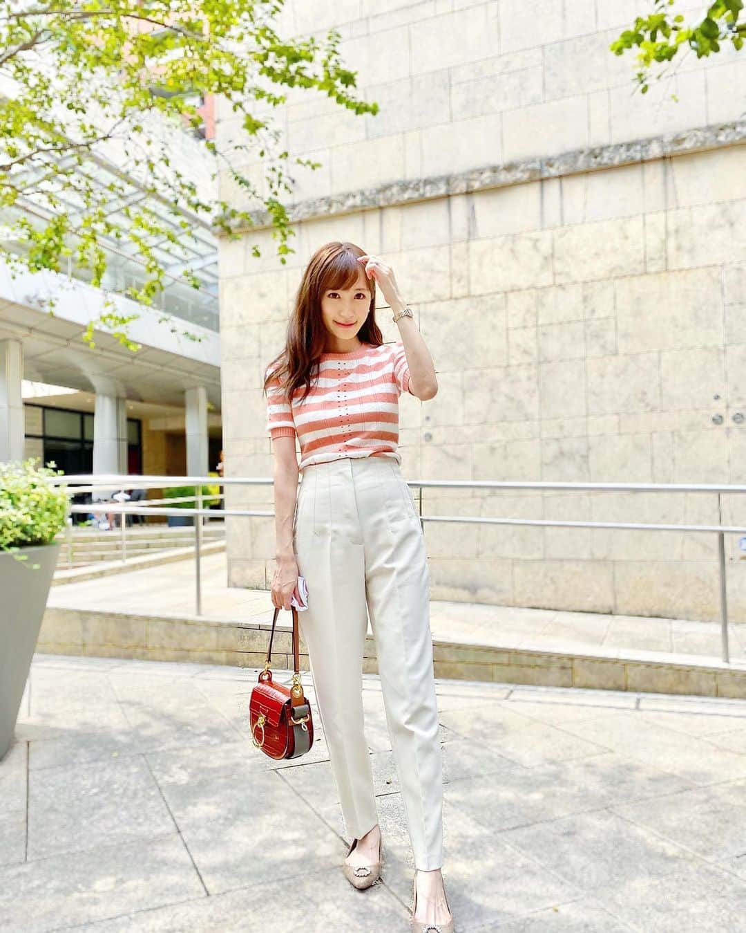 小林真由のインスタグラム：「⋆﻿ 親戚が遊びに来てくれた連休♡﻿ 家族にもなかなか会えてなかったからすごく嬉しい🥺﻿ みんなが抱っこしてくれて休めちゃいました😂🤱﻿ ﻿ ﻿ 2色買いしたzaraのパンツすごく使える🤍﻿ tops: #fendi﻿ pants: #zara﻿ shoes: #tsurubymariko﻿ bag: #chloe﻿ ﻿ ﻿ #フェンディ#ザラ #クロエ #ツルバイマリコオイカワ #ファッション #コーデ #ママコーデ #女の子ママ #男の子ママ #ママライフ #コーディネート #1歳 #生後1ヶ月 #ベビー #二人育児」