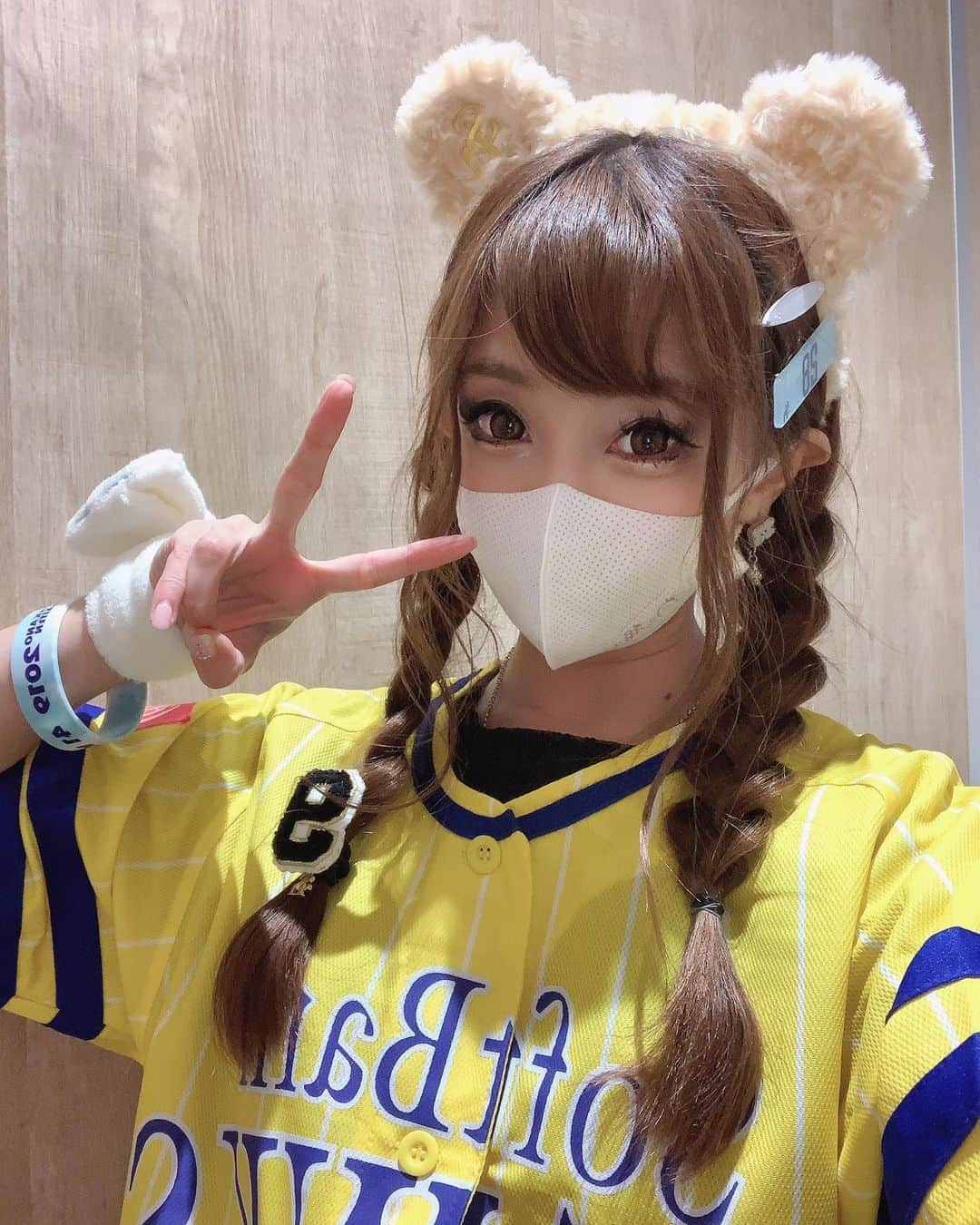 紗々木りんさんのインスタグラム写真 - (紗々木りんInstagram)「🐻#ホークス女子 💙💛 ♥ ダッフィーみたいな耳 ホークスのオフィシャルグッズだょ🧸 ♥ 写真は昨日のね！ 今日は観にいけない~~~ また負けてるし ギータスタメン外れてるね⚾︎ ♥ ♥ ♥  #鷹の祭典 #鷹の祭典2020 #鷹祭  #ホークス #野球 #ソフトバンクホークス  #プロ野球 #ホークス観戦 #インスタ野球女子  #鷹ガール #タカガール #ユニフォーム  #野球好きな人と繋がりたい #sbhawks  #中洲 #中洲キャバ嬢 #中洲キャバクラ  #キャバクラ #キャバ嬢 #キャバ #飲み屋  #福岡 #fukuoka #博多 #応援 #野球女子」9月23日 19時00分 - rinn_sh_