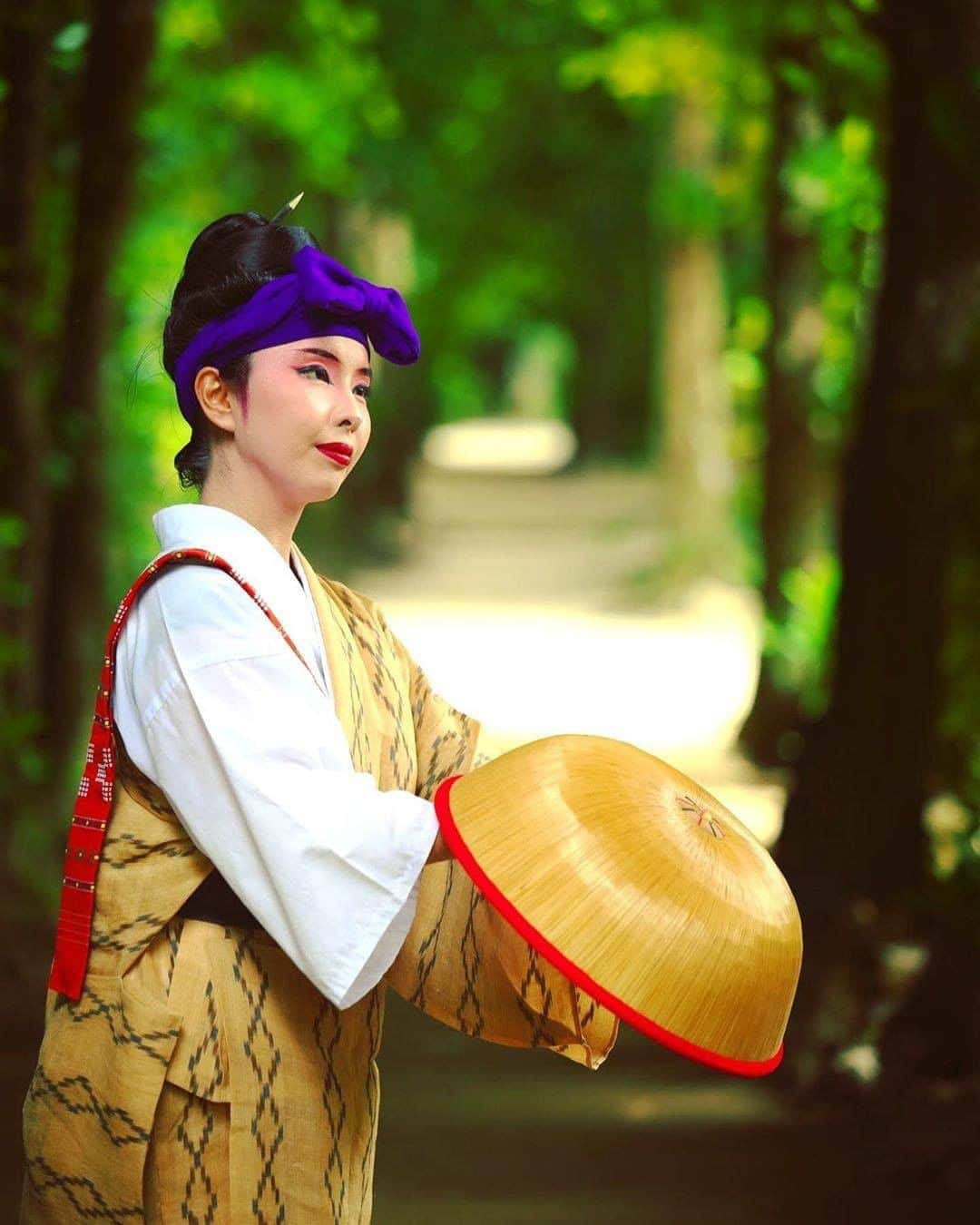 Be.okinawaのインスタグラム：「“Munjyuru Bushi”, one of the Ryukyuan Dance numbers, is a performance of the local people from Aguni Island.  The theme of this song is about a girl in a straw hat that is so beautiful that she captivates the heart of young men.  📍: Okinawa Prefecture 📷: @chie.fuku Thank you for a beautiful picture!  Folk entertainment is earnestly practiced in many islands in Okinawa. It goes without saying that royal court performing arts centered around Shurijo Castle, but local folk entertainment such as Munjyuru Bushi have also been passed down to present day. June 16th is designated as Munjyuru Bushi Day in Aguni Island when many residents perform songs and dances at an annual event.  Hold on a little bit longer until the day we can welcome you! Experience the charm of Okinawa at home for now! #okinawaathome #staysafe   Tag your own photos from your past memories in Okinawa with #visitokinawa / #beokinawa to give us permission to repost!  #むんじゅる #ryukyudance #琉球舞踊 #琉球舞蹈 #traditionalperformingarts #伝統芸能 #傳統藝能 #전통예술 #okinawandance #traditionaldance #japan #travelgram #instatravel #okinawa #doyoutravel #japan_of_insta #passportready #japantrip #traveldestination #okinawajapan #okinawatrip #沖縄 #沖繩 #오키나와 #打卡 #여행스타그램」