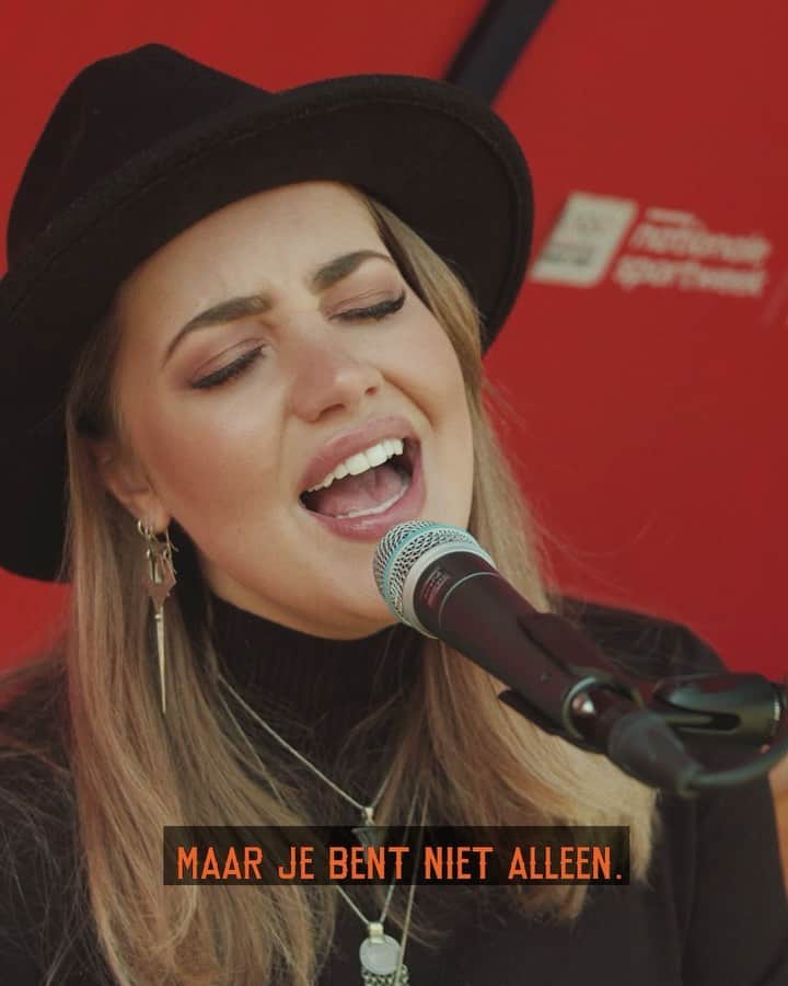 Pleun Bierboomsのインスタグラム：「Mijn ode aan de sport, omdat iedereen erbij mag horen, wat de omstandigheden ook zijn. In het kader van de Nationale Sportweek schreef ik met @markdegrootmusic dit nummer voor deze prachtige dag, geïnspireerd op deze 2 powervrouwen @bibianmentel en @celesteplak #timeoutindedugout #sportdoetietsmetje」