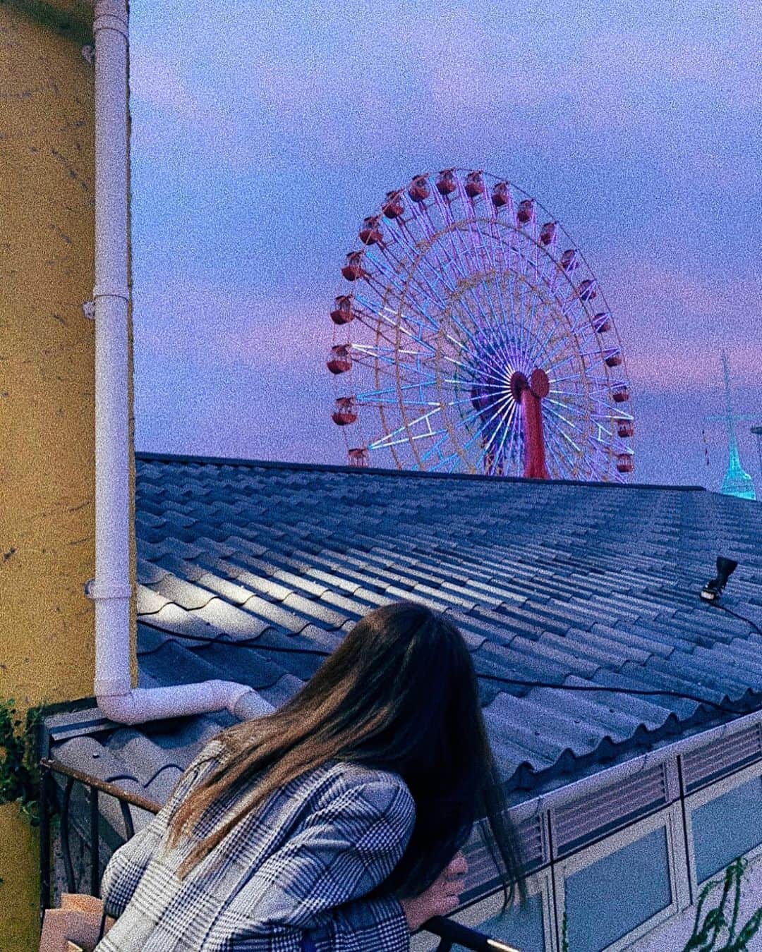 𝐊𝐚𝐤𝐢𝐠𝐢𝐅𝐮𝐤𝐚のインスタグラム：「𝙃𝙖𝙧𝙗𝙤𝙧🥀 ． 秋の空が世界で一番好きなんやけど ゆっくり1人で見てたらなんかどっか 寂しい気持ちになるのに  となりに友達が居て 夕陽が落ちるまでの一瞬の間 きゃっきゃ言いながら夕陽の下で笑い合う時間は 全然寂しくなくてこのために生きてたんかなって 思うくらい幸せな気持ちになる🍃 ． これが現代っ子の言う”エモい”なんやでって 簡単に言い表したくないくらい素敵な時間。 ． ． ． #ﾎｯと心に空気を」