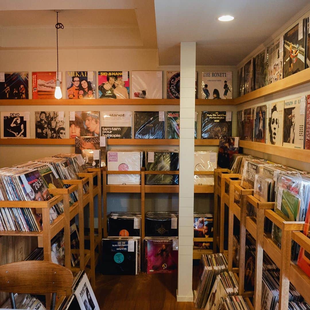 HereNowさんのインスタグラム写真 - (HereNowInstagram)「Kyoto's newest record shop and a music bar, where you can enjoy with the best sound quality  📍：Hachi Record Shop and Bar  #herenow #herenowkyoto #wonderfulplaces#beautifuldestinations#travelholic #travelawesome #traveladdict#igtravel #instapassport #kyoto #instajapan #japantour #explorejapan #京都 #京都観光 #京都旅行 #교토 #교토여행 #일본여행 #日本旅遊 #recordshop #vinyl  #vinyls #vinyloftheday #recordcollection #vinylcollection #vinylporn #instavinyl #vinyllover」9月23日 19時03分 - herenowcity