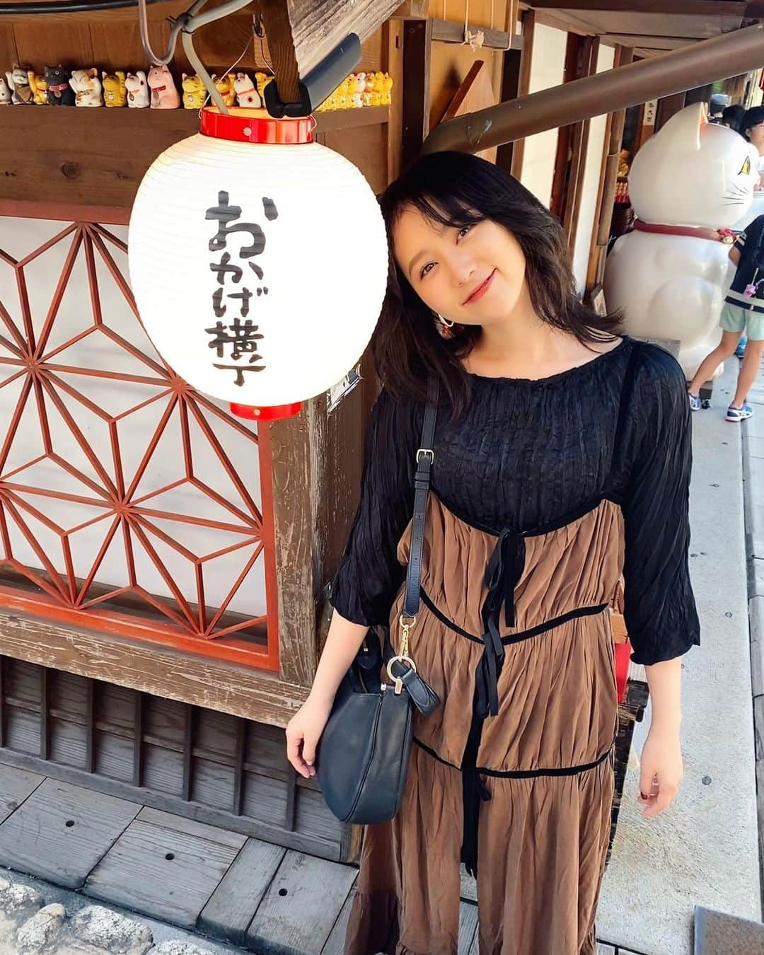 まつきりなさんのインスタグラム写真 - (まつきりなInstagram)「お父さんと兄妹で、初、伊勢神宮へ⛩ 丁寧に参拝回ってきました🙏 家族愛が止まらない数日間だったなっ いい気をいっぱいもらえて、またハッピーオーラあがったような☺︎  ストーリーで質問多かったこのベロアワンピースは オープンしたばかりの @ayla.jp_official ❤︎ 中はパンツを合わせて楽ちんだけど女性らしく。 可愛くてお気に入り〜！！  #伊勢神宮 #おかげ横丁  #まつきの私服  #ayla#アイラ#コスメアンドワンピース#ワンピース」9月23日 19時04分 - matsuki_rina