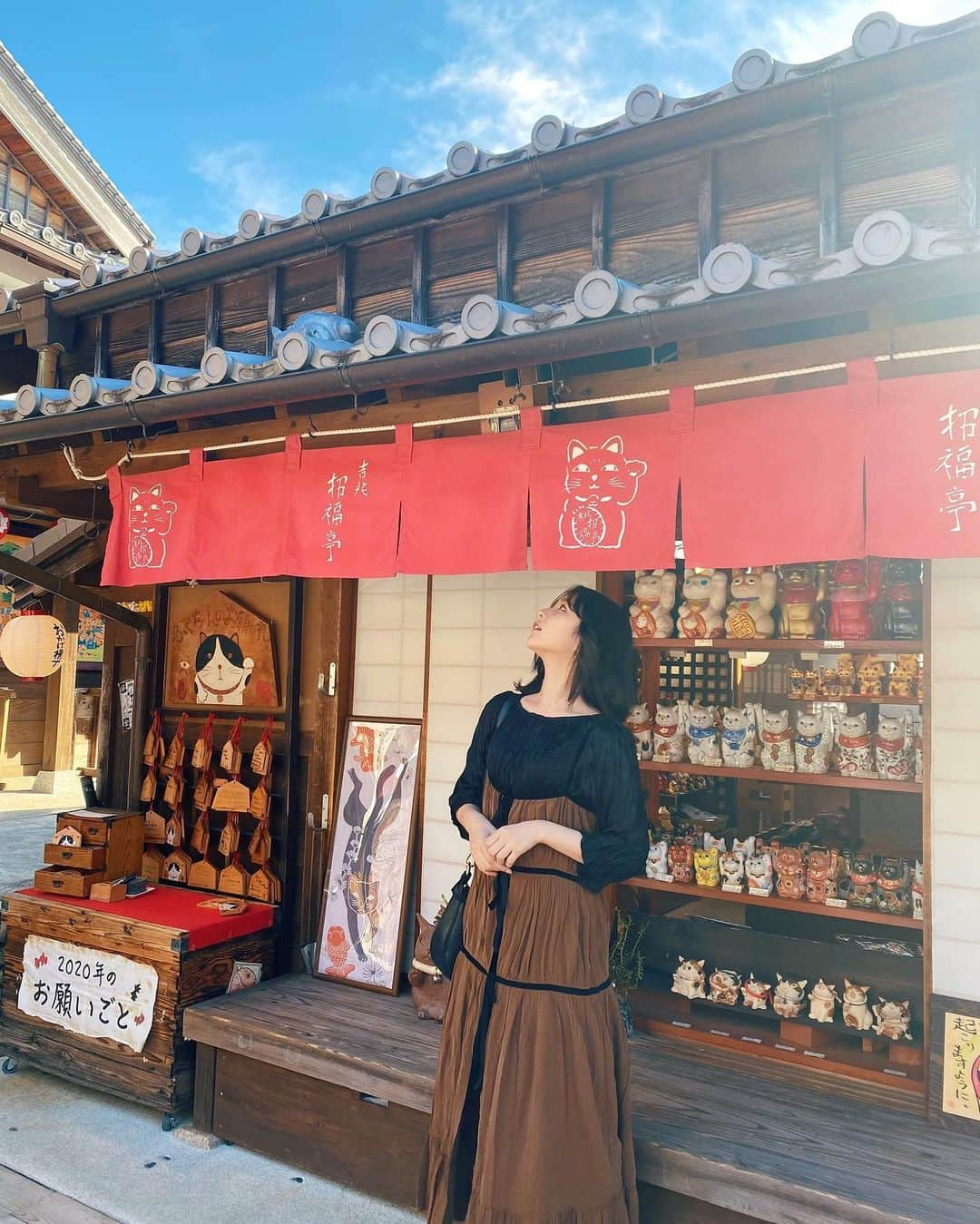 まつきりなさんのインスタグラム写真 - (まつきりなInstagram)「お父さんと兄妹で、初、伊勢神宮へ⛩ 丁寧に参拝回ってきました🙏 家族愛が止まらない数日間だったなっ いい気をいっぱいもらえて、またハッピーオーラあがったような☺︎  ストーリーで質問多かったこのベロアワンピースは オープンしたばかりの @ayla.jp_official ❤︎ 中はパンツを合わせて楽ちんだけど女性らしく。 可愛くてお気に入り〜！！  #伊勢神宮 #おかげ横丁  #まつきの私服  #ayla#アイラ#コスメアンドワンピース#ワンピース」9月23日 19時04分 - matsuki_rina