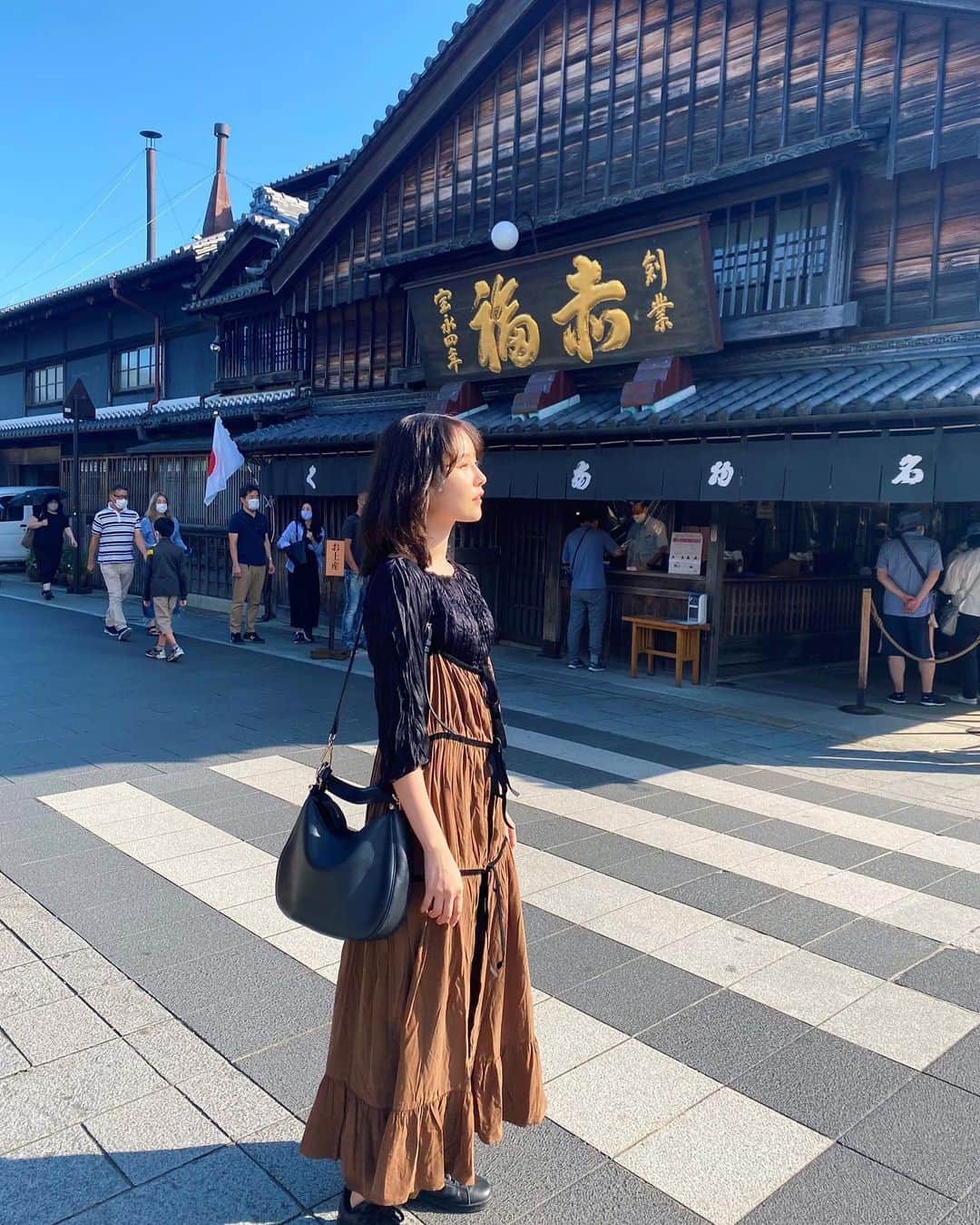 まつきりなさんのインスタグラム写真 - (まつきりなInstagram)「お父さんと兄妹で、初、伊勢神宮へ⛩ 丁寧に参拝回ってきました🙏 家族愛が止まらない数日間だったなっ いい気をいっぱいもらえて、またハッピーオーラあがったような☺︎  ストーリーで質問多かったこのベロアワンピースは オープンしたばかりの @ayla.jp_official ❤︎ 中はパンツを合わせて楽ちんだけど女性らしく。 可愛くてお気に入り〜！！  #伊勢神宮 #おかげ横丁  #まつきの私服  #ayla#アイラ#コスメアンドワンピース#ワンピース」9月23日 19時04分 - matsuki_rina