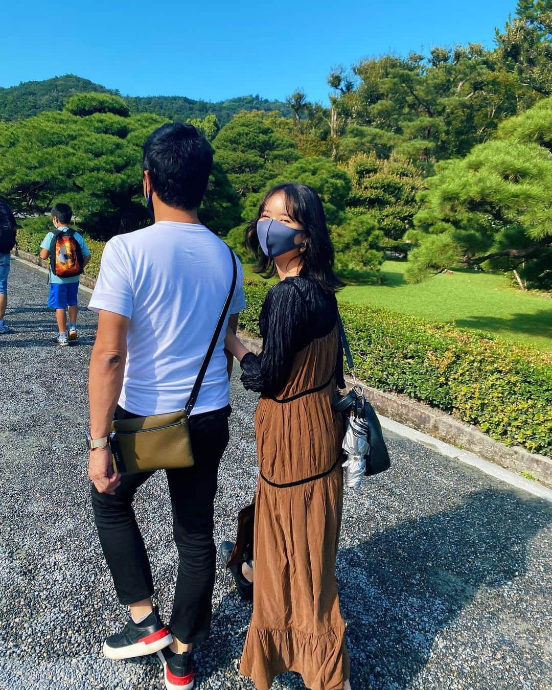 まつきりなさんのインスタグラム写真 - (まつきりなInstagram)「お父さんと兄妹で、初、伊勢神宮へ⛩ 丁寧に参拝回ってきました🙏 家族愛が止まらない数日間だったなっ いい気をいっぱいもらえて、またハッピーオーラあがったような☺︎  ストーリーで質問多かったこのベロアワンピースは オープンしたばかりの @ayla.jp_official ❤︎ 中はパンツを合わせて楽ちんだけど女性らしく。 可愛くてお気に入り〜！！  #伊勢神宮 #おかげ横丁  #まつきの私服  #ayla#アイラ#コスメアンドワンピース#ワンピース」9月23日 19時04分 - matsuki_rina