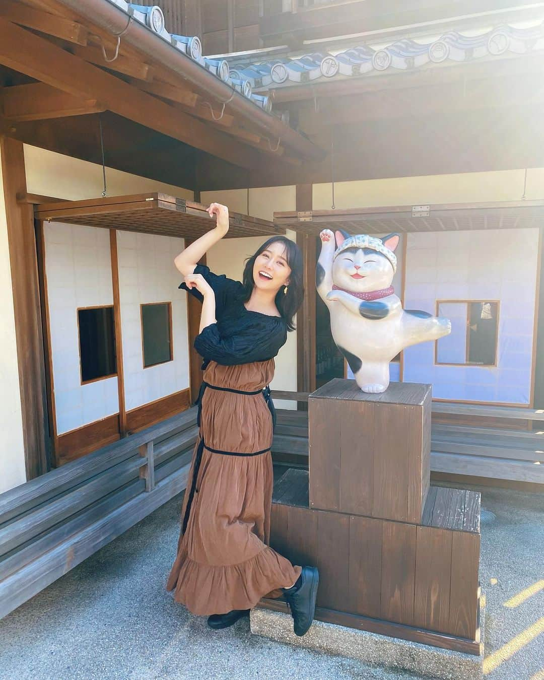 まつきりなさんのインスタグラム写真 - (まつきりなInstagram)「お父さんと兄妹で、初、伊勢神宮へ⛩ 丁寧に参拝回ってきました🙏 家族愛が止まらない数日間だったなっ いい気をいっぱいもらえて、またハッピーオーラあがったような☺︎  ストーリーで質問多かったこのベロアワンピースは オープンしたばかりの @ayla.jp_official ❤︎ 中はパンツを合わせて楽ちんだけど女性らしく。 可愛くてお気に入り〜！！  #伊勢神宮 #おかげ横丁  #まつきの私服  #ayla#アイラ#コスメアンドワンピース#ワンピース」9月23日 19時04分 - matsuki_rina