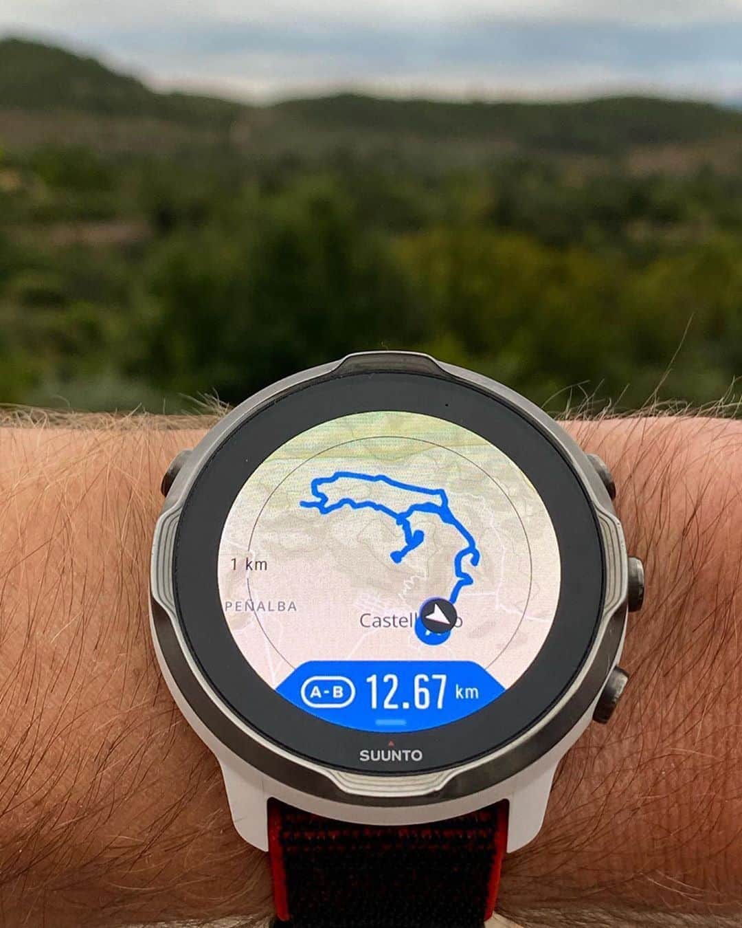Suuntoさんのインスタグラム写真 - (SuuntoInstagram)「Have you tried route navigation with your #suunto7 yet? @joaquin.perezg certainly has! Thanks for sharing the photo, Joaquin 👍😃 #adventurestartshere」9月23日 19時04分 - suunto