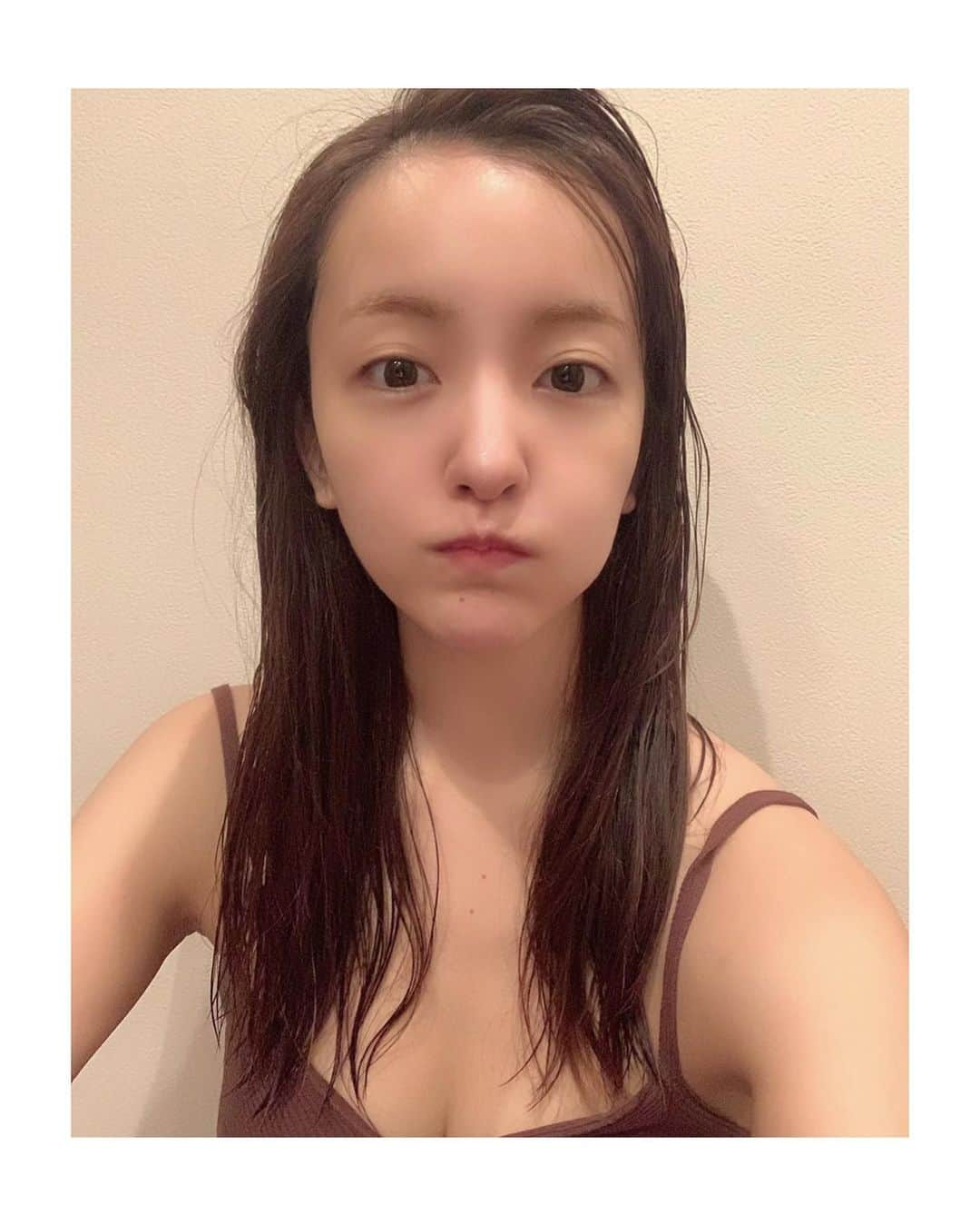 板野友美さんのインスタグラム写真 - (板野友美Instagram)「久しぶりに炭酸パック🕊 夏もクーラーで意外と乾燥するので 乾燥肌に潤いを… 明日は撮影なので モチモチにしちゃうよ🥛🗝  #favorina #お風呂あがりに #炭酸パック #パック @favorina_official」9月24日 0時34分 - tomo.i_0703