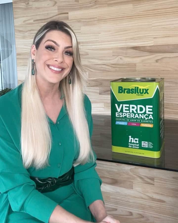 レナータ・ファンのインスタグラム：「Tenho uma parceria forte com a @brasiluxtintas pela seriedade e história da empresa! E hoje a Brasilux lança uma campanha solidária junto com o @hospitaldeamor de Barretos que trata pessoas com câncer de maneira revolucionária e gratuita! Pinte o mundo de verde esperança e faça o bem! Ajude! Veja o vídeo!!! Agradeço a todos desde já!🙌🏻💚」