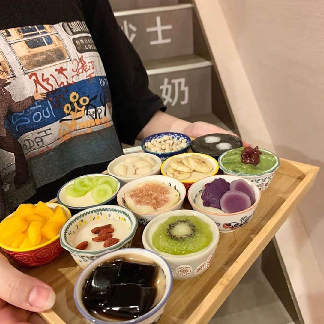 isutaさんのインスタグラム写真 - (isutaInstagram)「台湾フルーツ豆花が食べ放題…♡？﻿ 海外旅行キブンを味わえるカフェ「好日茶楼」は要チェック◎﻿ ﻿ ﻿ こちらは、名古屋市大須にある「好日茶楼（グッデイチャロ）」。﻿ ﻿ ﻿ マンゴーやいちご、キウイなど色とりどりなフルーツがトッピングされた豆花が好きなだけ食べられる素敵なカフェなんです♡﻿ ﻿ ﻿ そのカラフルな見た目はインスタ映えすること間違いなし！﻿ 味だけでなくかわいさにも120％満足できるお店です。﻿ ﻿ ﻿ 気になる食べ放題は、今年9月19日にスタートしたばかり。﻿ ﻿ ﻿ 大須の食べ歩きを400軒以上したシェフが作る本格的なフルーツ豆花を存分に味わってみませんか？ ﻿ ﻿ ﻿ 【好日茶楼 大須店 （good day charo）】﻿ 住所：愛知県名古屋市中区大須3-28-24-2﻿ 営業時間:11:00～19:00﻿ 定休日： 不定休﻿ ﻿ ﻿ photo by﻿ @aknakh﻿ @gourmetemperorshop﻿ @55312_g﻿ @shiori_2772﻿ @86_wenshan ﻿ ﻿ #isuta #イスタ#isutacafe﻿ #isutacafe #カフェ巡り #おしゃれカフェ﻿ #名古屋カフェ #名古屋 #名古屋カフェ巡り﻿ #愛知カフェ #愛知カフェ巡り #名古屋グルメ﻿ #cafe #好日茶楼 #グッデイチャロ #gooddaycharo﻿ #nagoya #cafestagram #カフェ #台湾カフェ﻿ #台湾フルーツ豆花 #豆花 #トウファ #大須カフェ﻿ #紅芋 #紅芋スイーツ #台湾グルメ﻿ #カフェ好き #お洒落な人と繋がりたい ﻿ #台湾フルーツ #カフェ好きな人と繋がりたい」9月23日 19時07分 - isuta_jp