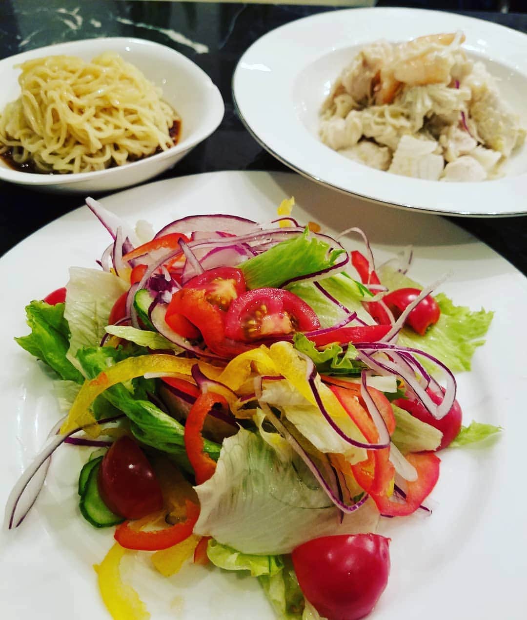 黒田啓蔵さんのインスタグラム写真 - (黒田啓蔵Instagram)「今日は、家ご飯✨ ささっとこんな感じで😃 明日が、早いので #家ご飯 #夜ご飯 #サラダ #ささみとシ―フ―ド#わさびとマヨネーズあえ#冷やし麺」9月23日 19時08分 - kurodakeizo