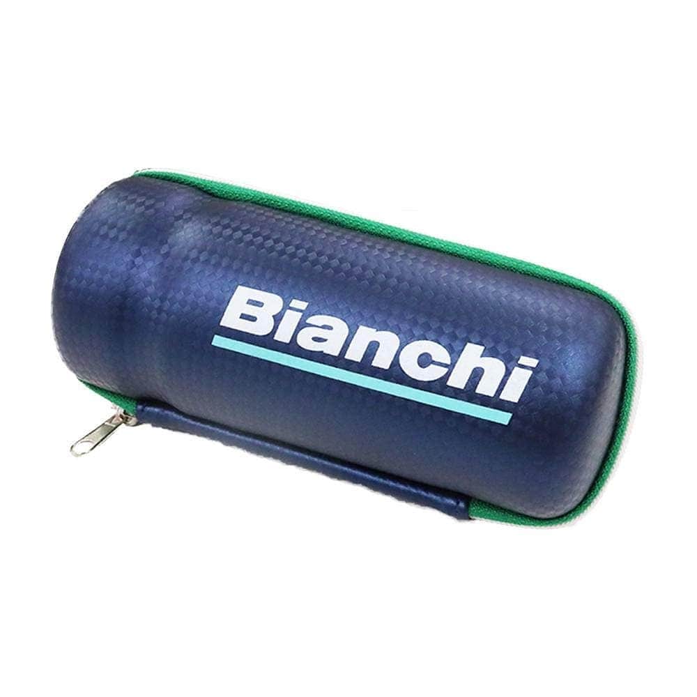 のインスタグラム：「【オンラインストア】新商品 ソフトケース　¥1,500  Bianchiオリジナルのサングラスソフトケース。 自転車用のグッズの中でも人気アイテムとなっております。  ボトルケージのサイズになっており、ライド時のツールケースとしても使えます。 普通の眼鏡なら2本入る容量になっております。内側（片方）にメッシュのポケットがついているので、眼鏡拭きを入れたり、ちょっとした小物を収納するのにとても便利なつくりになっております。  2020年の新色として、ネイビーとホワイトの２色のカラーが登場です。」