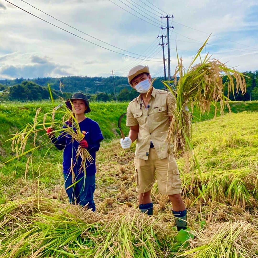 大角怜司さんのインスタグラム写真 - (大角怜司Instagram)「今月の探県は「阿賀町」！  月に一度、各市町村の魅力を掘り下げる「探県Thursday」  9月は阿賀町を探県！  自然豊かなこの町に移住してきた方々に、阿賀町の魅力を聞いてきました！！  稲刈りにも挑戦！？！？　　　  24日の「スーパーＪにいがた」で放送されます！  是非ご覧ください！！  #探県thursday  #新潟 #阿賀町 #農業女子 #スーパーjにいがた  #新潟テレビ21 #ux#新人アナウンサー」9月23日 19時08分 - ux_ogaku.reiji