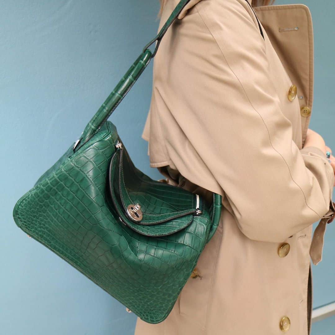 Vintage Brand Boutique AMOREさんのインスタグラム写真 - (Vintage Brand Boutique AMOREInstagram)「HERMES Lindy 26 in Niloticus  This item is  only available at the store but we accept orders by DM. Please DM us if you are interested in the item!   ▶︎Free Shipping Worldwide✈️ info@amorevintagetokyo.com  #ヴィンテージ #エルメス  #ヴィンテージエルメス #ヴィンテージブランドブティック #アモーレ #アモーレトーキョー #表参道 #青山 #東京 #hermes #vintage #vintageHermes #hermesvintage#amoretokyo  #amorevintage #vintageshop」9月23日 19時12分 - amore_tokyo