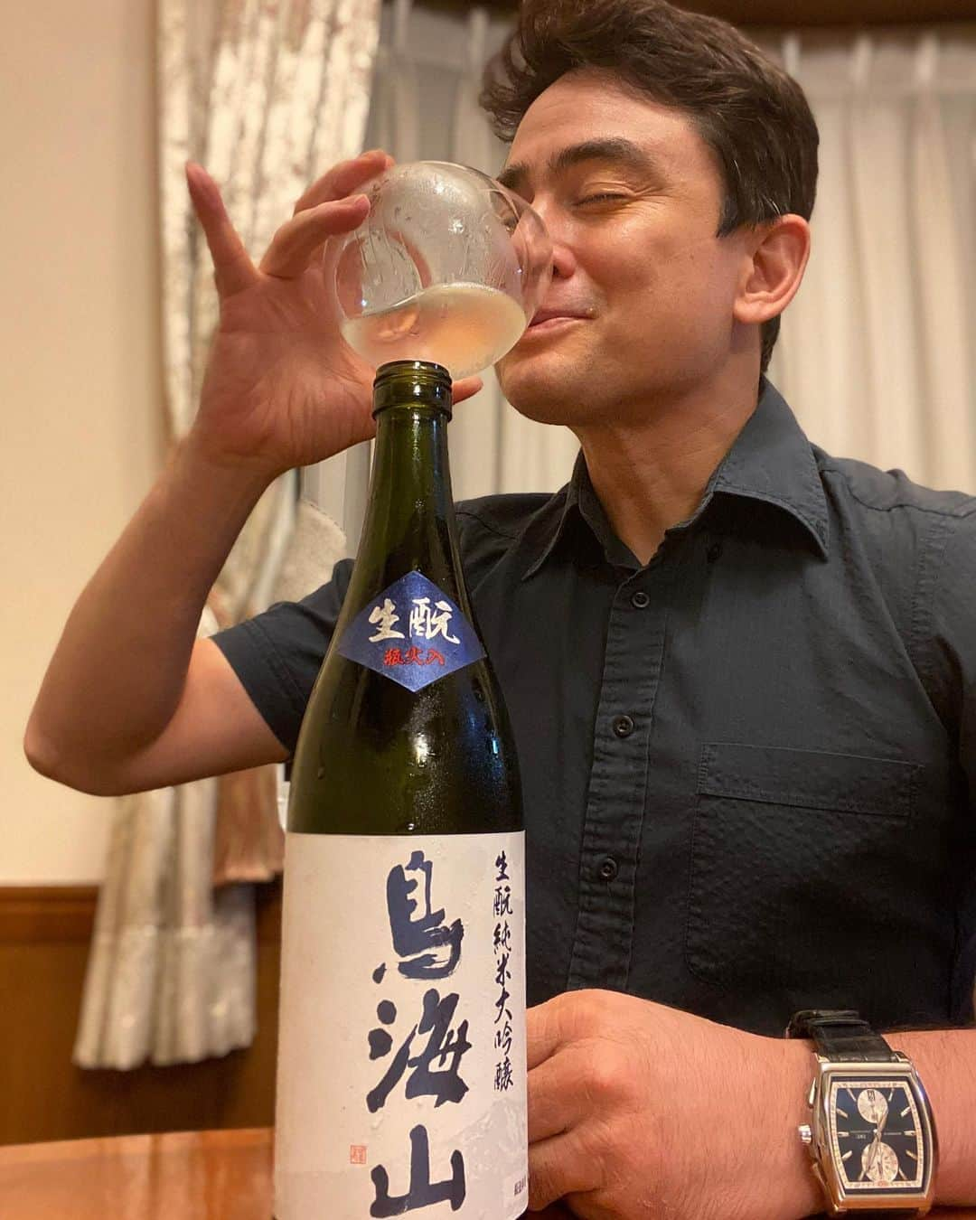 野口健さんのインスタグラム写真 - (野口健Instagram)「今週末から年内いっぱい、体を一から作り直す事になりました。当分、アルコールから離れます…。今夜はちょっとだけやらせて頂きます！！！　空いた時間、ガチでトレーニングしようと決意。特に今年は例年と比べると運動量もうんと少ないですし。ステイホーム期間中にはちゃんとコロナ太りを経験しましたし。なんと人生最大のおデブさんに(^^;; でもね、人生そんな時もあります。あれはあれで意味があった！はず…  しばらく体と向き合いながら、トレーニング楽しもう！！！  #野口健#鳥海山#天寿酒造」9月23日 19時12分 - noguchiken8848