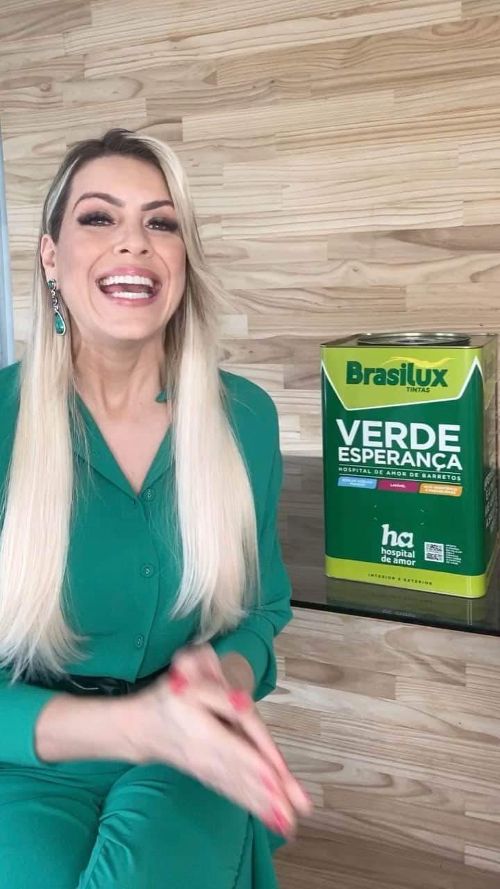 レナータ・ファンのインスタグラム：「A @brasiluxtintas lança uma campanha solidária única e conto com vcs para fazer o bem! Vamos ajudar e valorizar o verde esperança em prol de uma instituição séria e que atende gratuitamente!!!」
