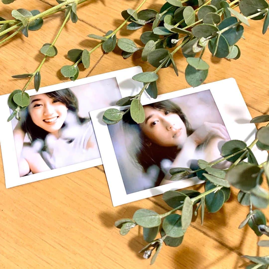 松原汐織のインスタグラム：「#memory  連休最終日の昨日は我が家で作品撮り📸 ・ @yokonakata_ph と @tsubakichi_hairmake の穏やかで朗らかな空気感と、自宅ということで終始リラックス🍃 会えるだけで嬉しい大好きな２人なのに、一緒に撮影できて(終わった後はランチしつつおしゃべりもして♡)とても楽しい時間でした🥰 ・ 撮影後に陽子ちゃんがプレゼントしてくれたポラ。 モデルを始めた14年前はデジタルと半々ぐらいで、当時専属をしていた雑誌の撮影の度にいただけるポラが嬉しくて嬉しくて♡実家に大切に保管してある宝物です。 今回のポラは夫の机に飾っておきました🤣夫よ、自宅で仕事をする時は眺めてね❤️(ナチュラルなのに綺麗という#つばきちメイク で映ってるから、家でスッピンぼさぼさとの落差にガッカリされるかもしれませんが🤭) ・ 秋分が過ぎ、これから秋が深まっていきますね🍁 冷えて不調が出やすい時ですので、ご自愛くださいませ。 ・ #polaroid #ポラロイド #ポラロイドカメラ」